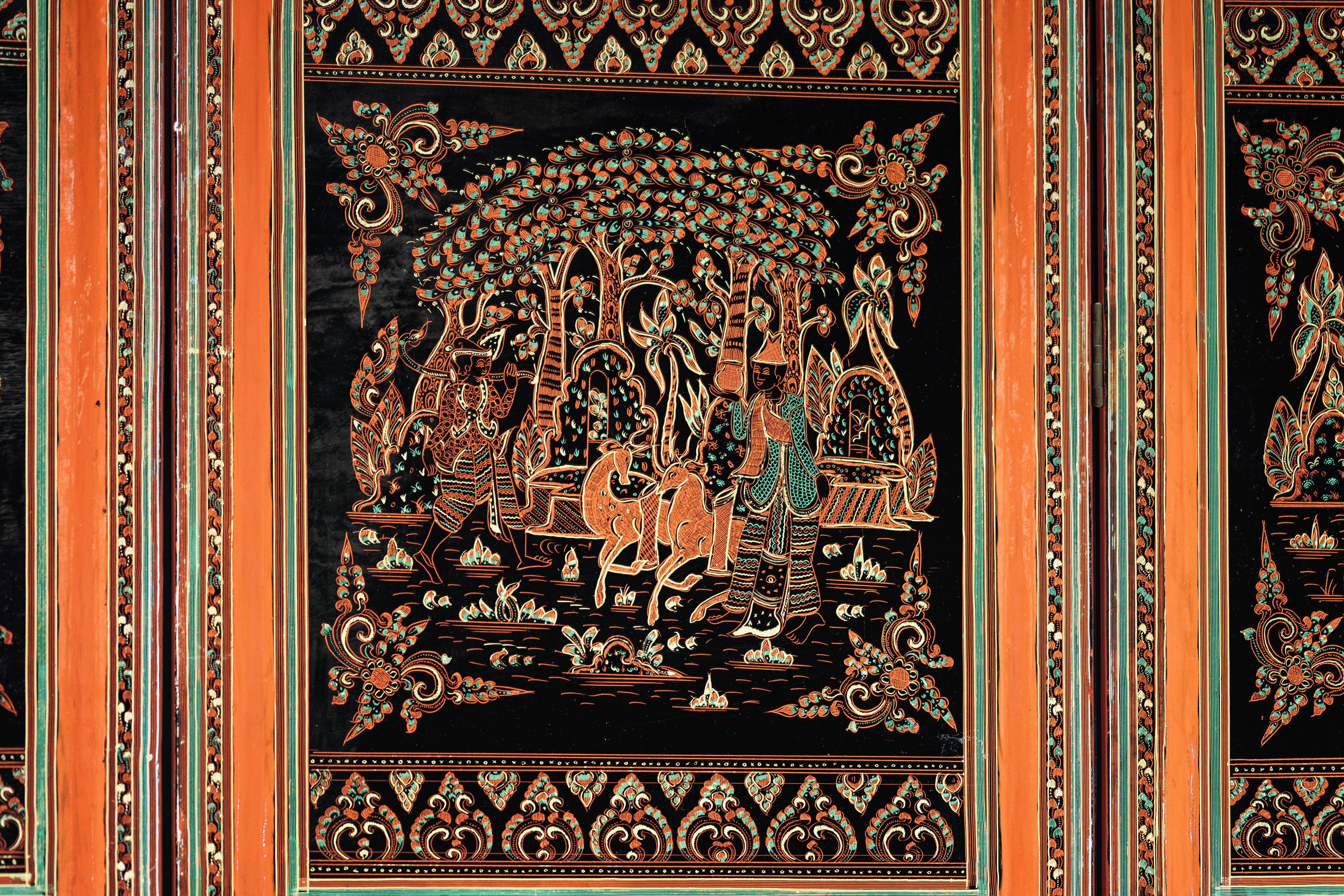 Paravento thailandese d'epoca a cinque pannelli laccati con scene figurative e animali dorati in vendita 5