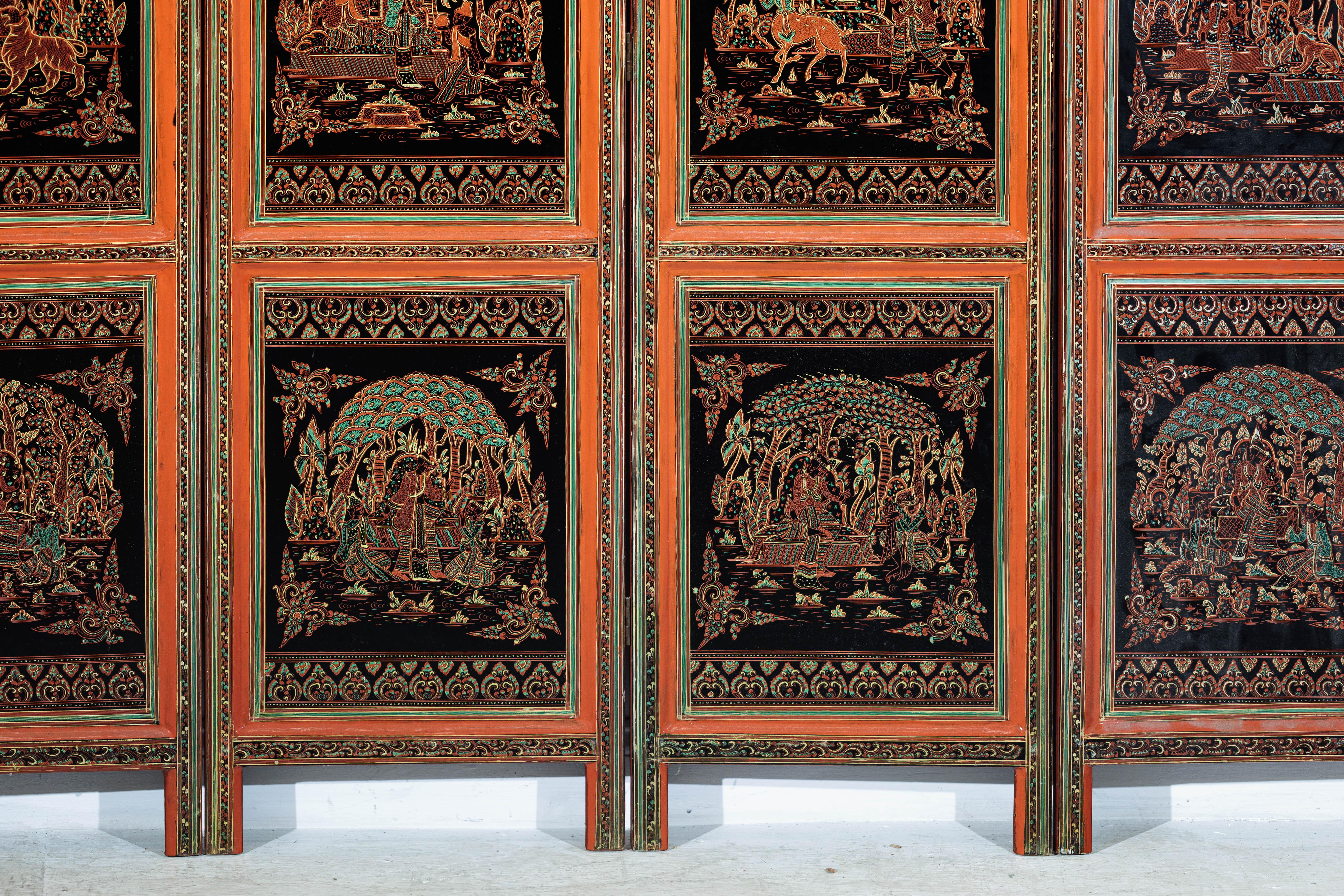 Legno Paravento thailandese d'epoca a cinque pannelli laccati con scene figurative e animali dorati in vendita