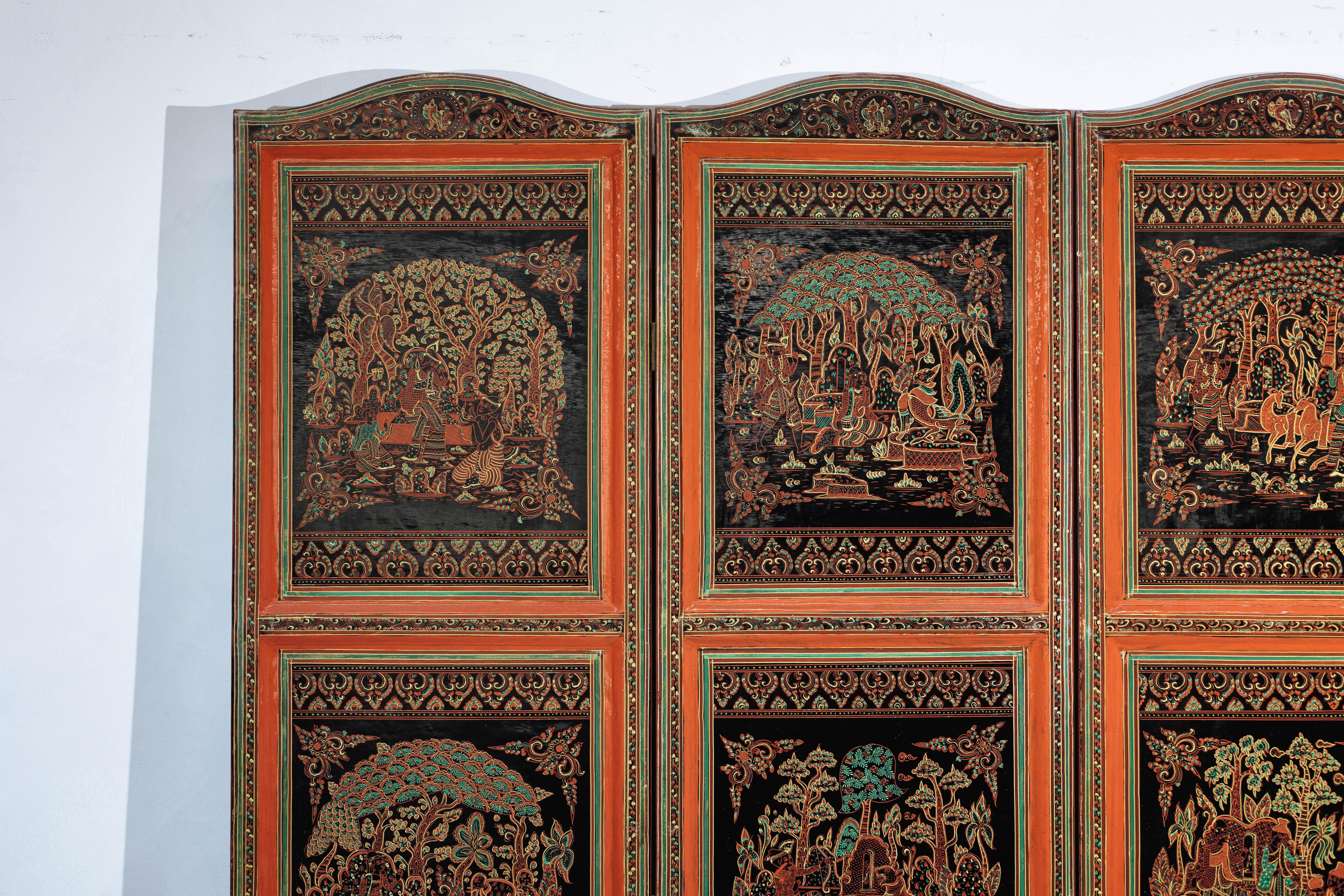 Intagliato Paravento thailandese d'epoca a cinque pannelli laccati con scene figurative e animali dorati in vendita