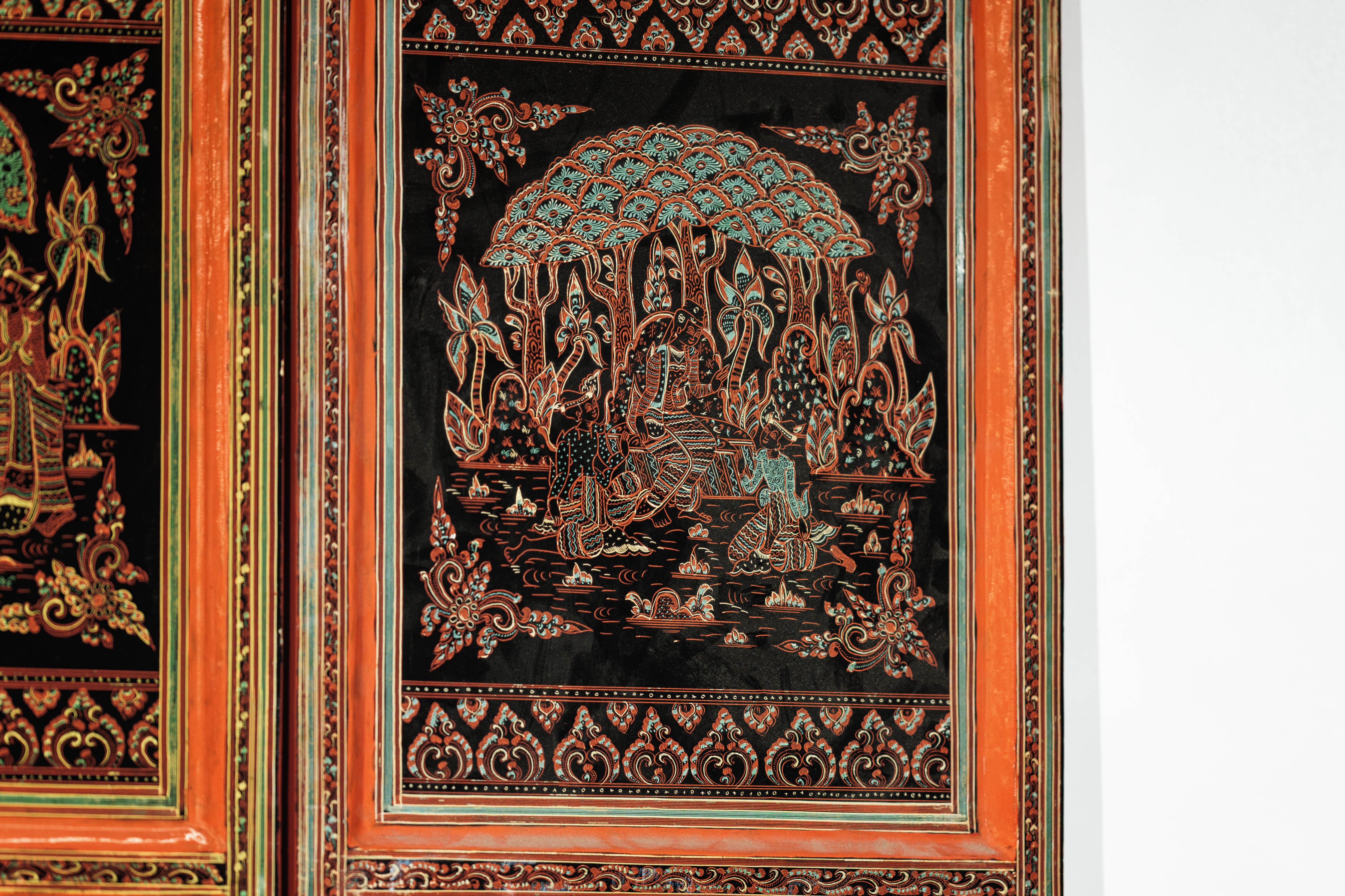 Paravento thailandese d'epoca a cinque pannelli laccati con scene figurative e animali dorati in vendita 7