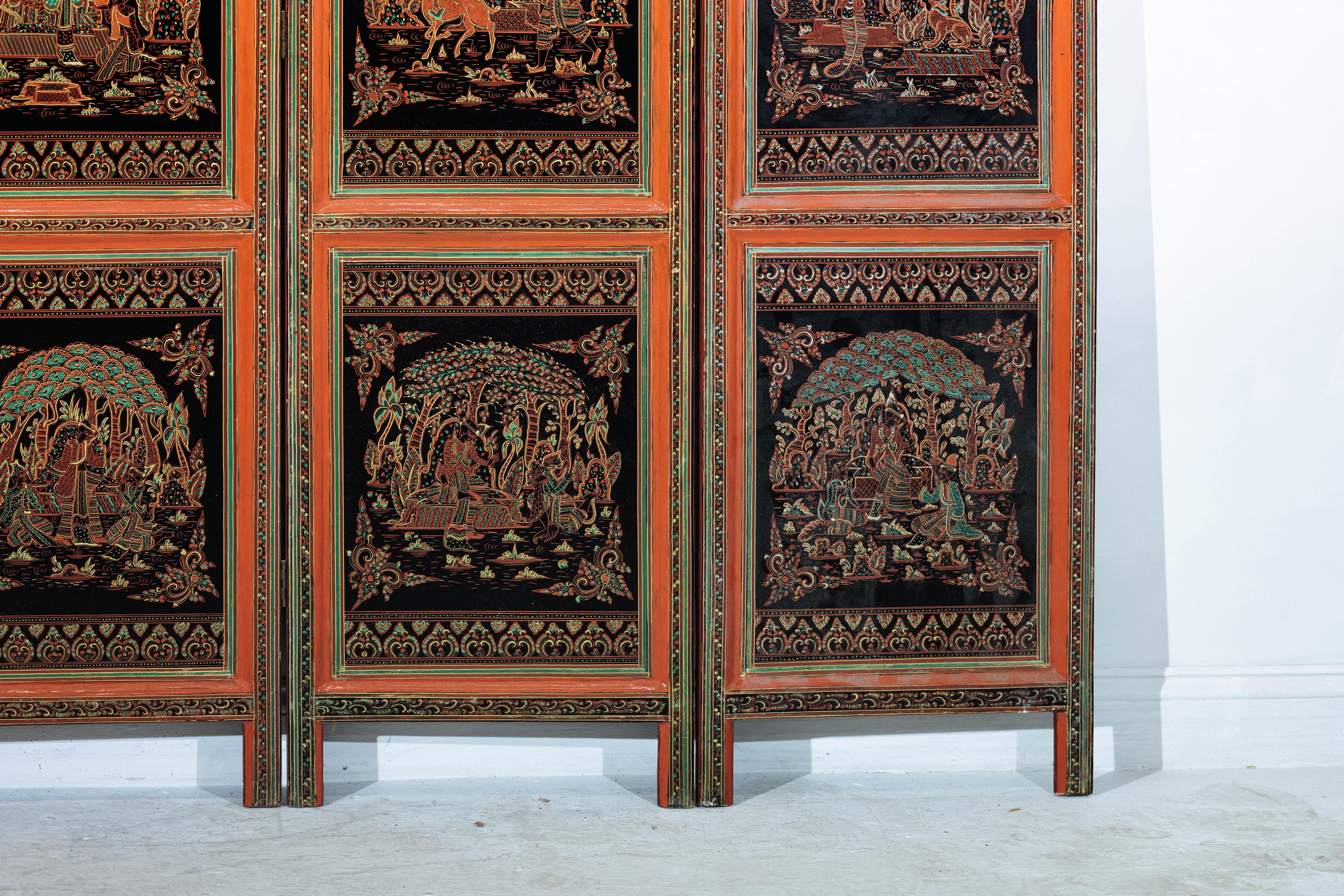 Paravento thailandese d'epoca a cinque pannelli laccati con scene figurative e animali dorati in vendita 2
