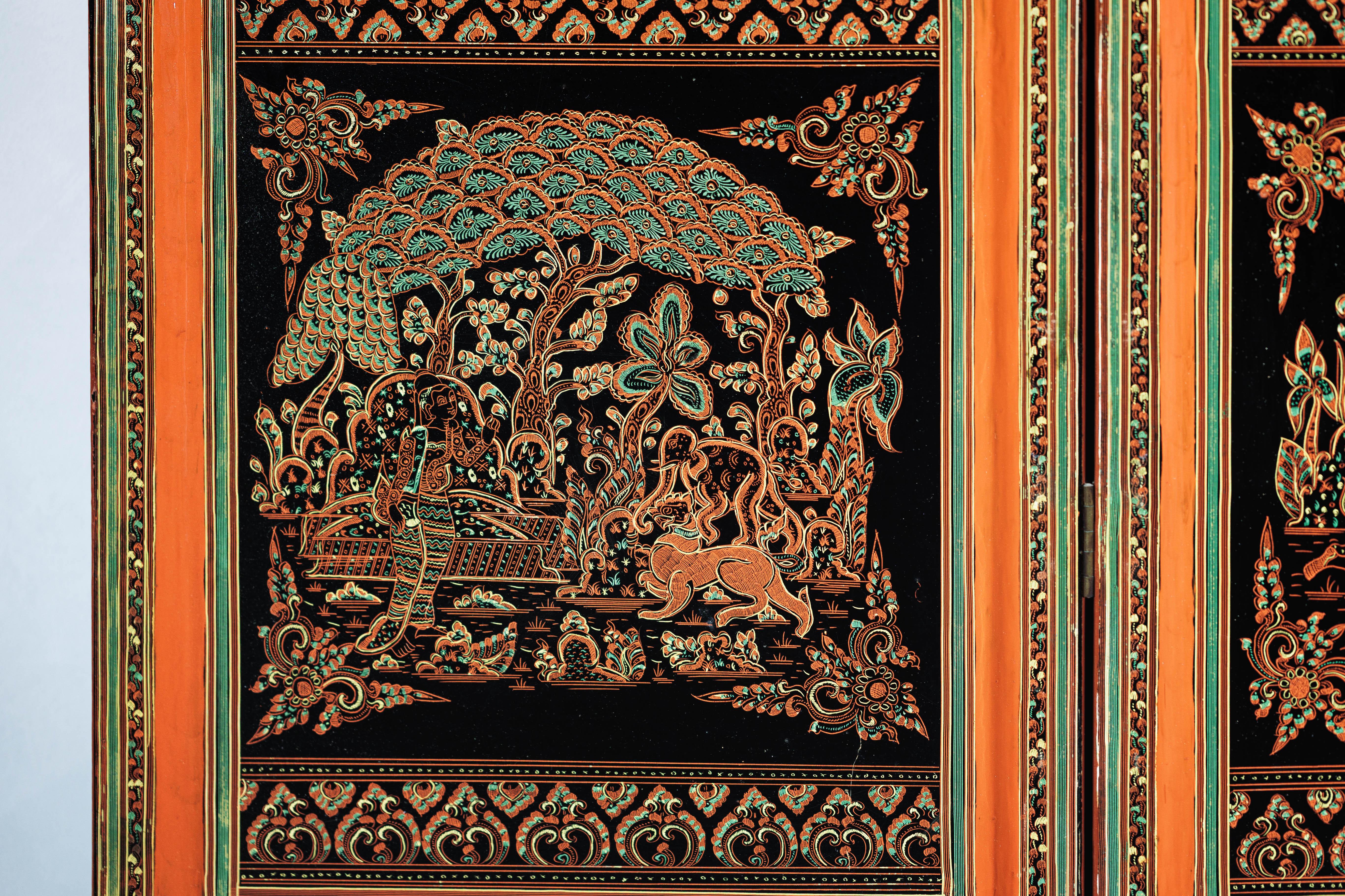 Paravento thailandese d'epoca a cinque pannelli laccati con scene figurative e animali dorati in vendita 4