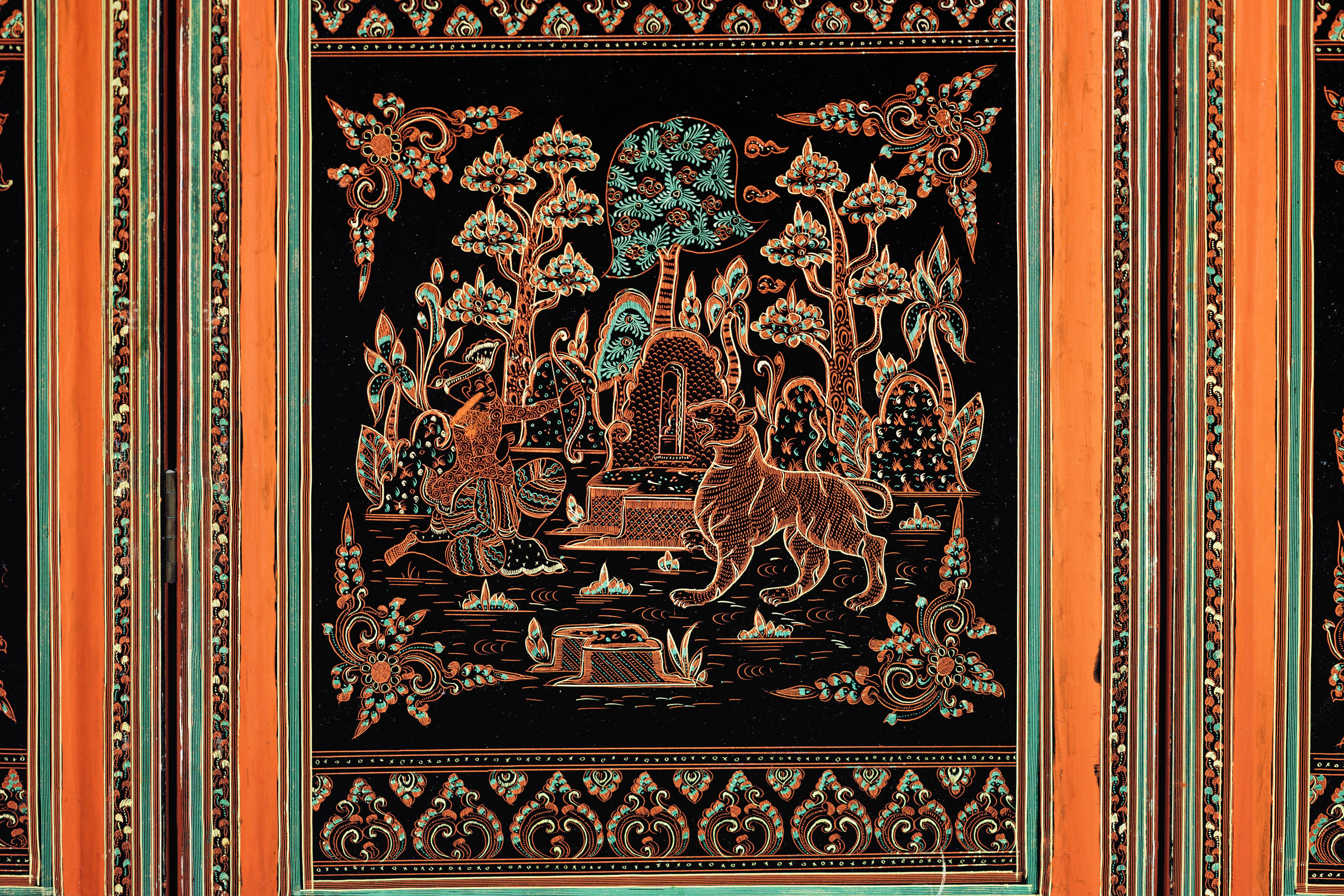 Paravento thailandese d'epoca a cinque pannelli laccati con scene figurative e animali dorati in vendita 3