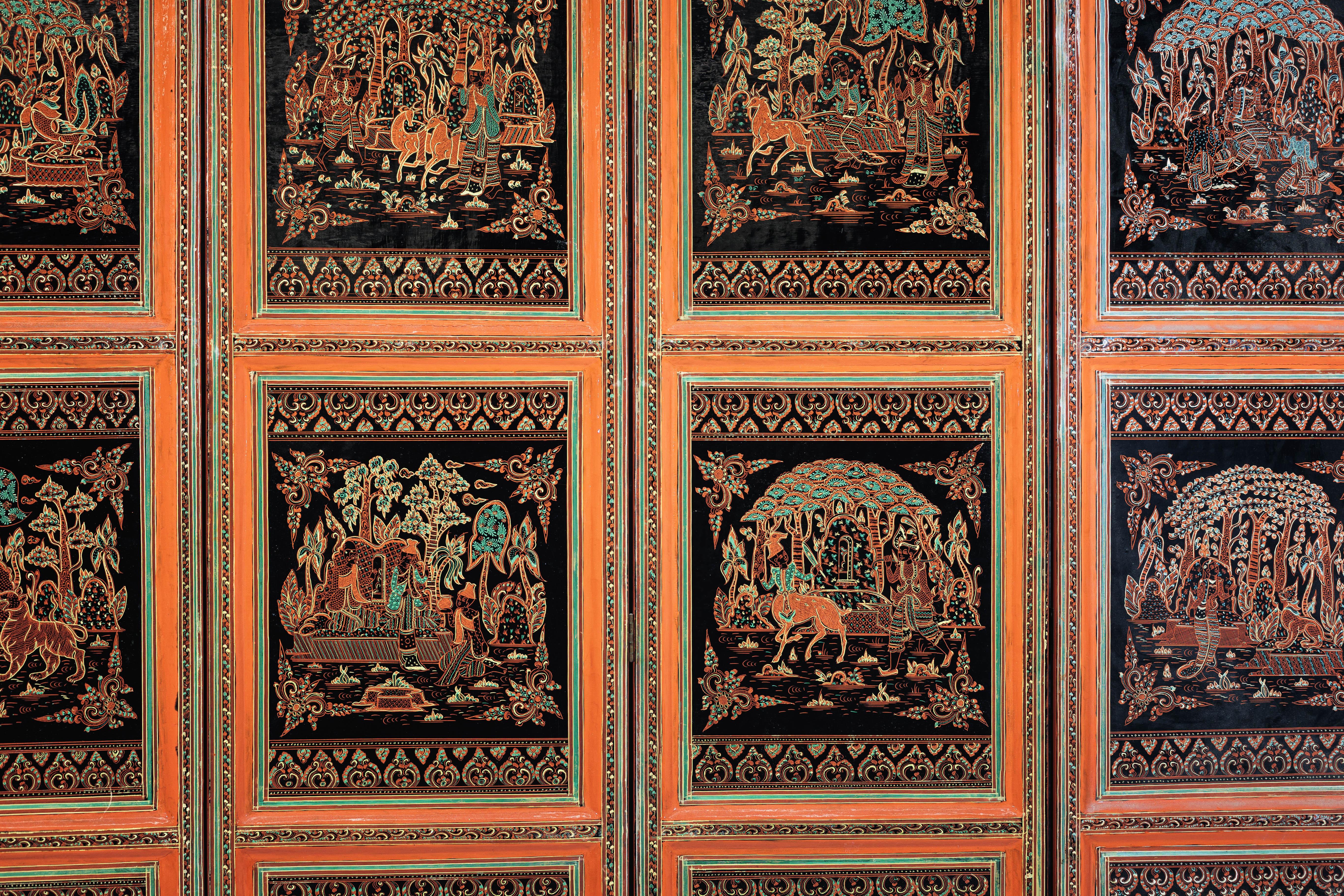 Paravento thailandese d'epoca a cinque pannelli laccati con scene figurative e animali dorati in vendita 1