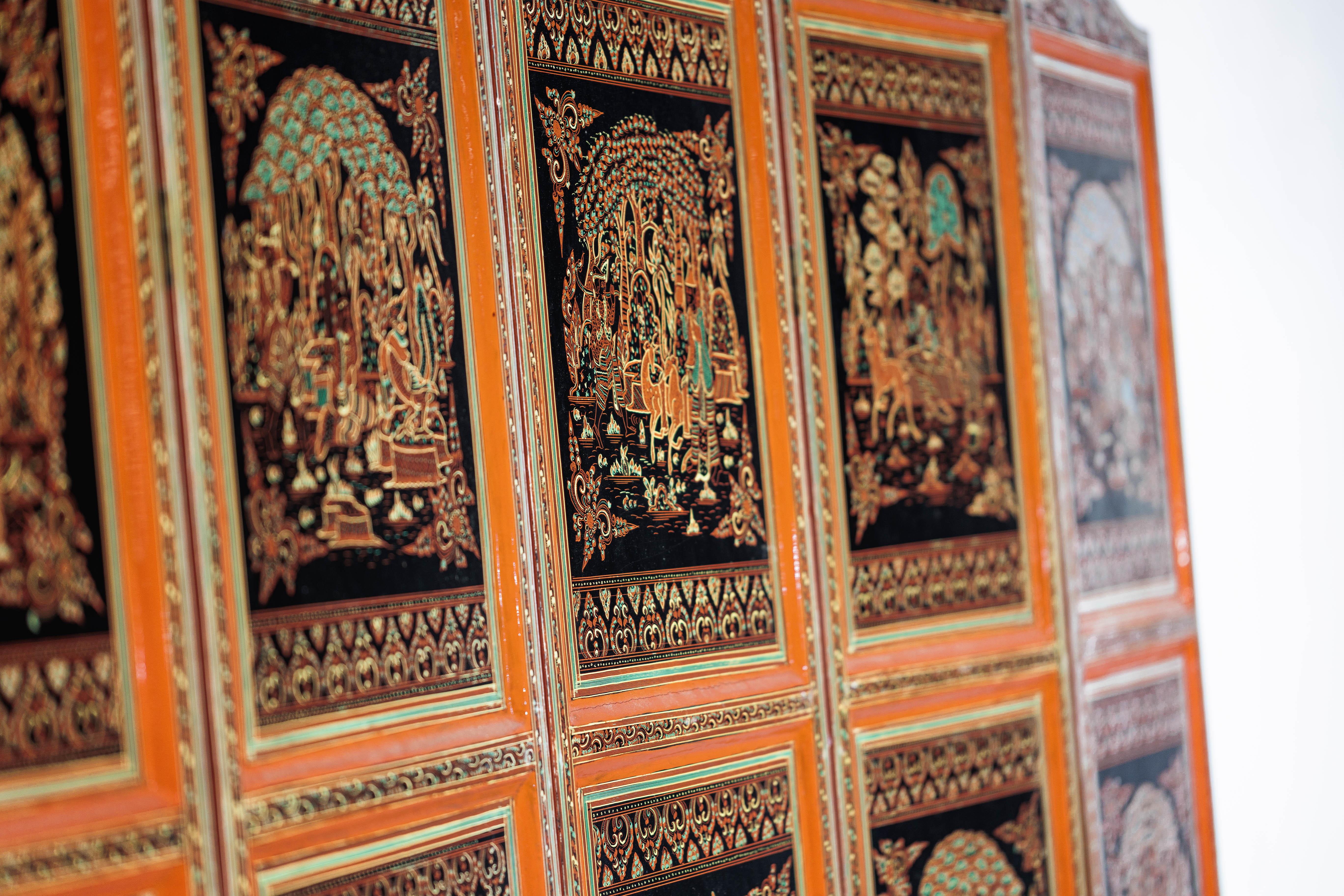 Paravento thailandese d'epoca a cinque pannelli laccati con scene figurative e animali dorati in vendita 10
