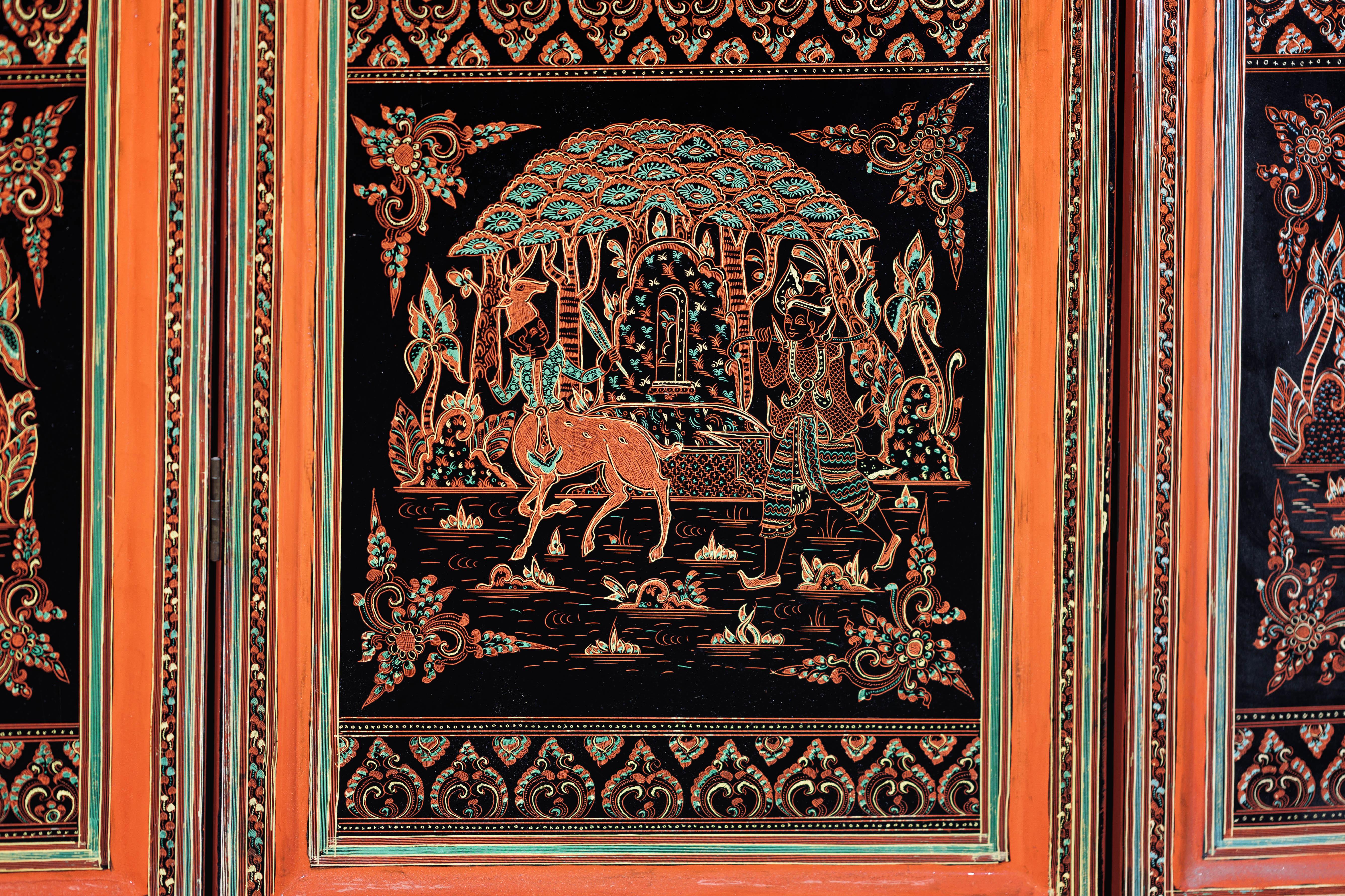 Paravento thailandese d'epoca a cinque pannelli laccati con scene figurative e animali dorati in vendita 6