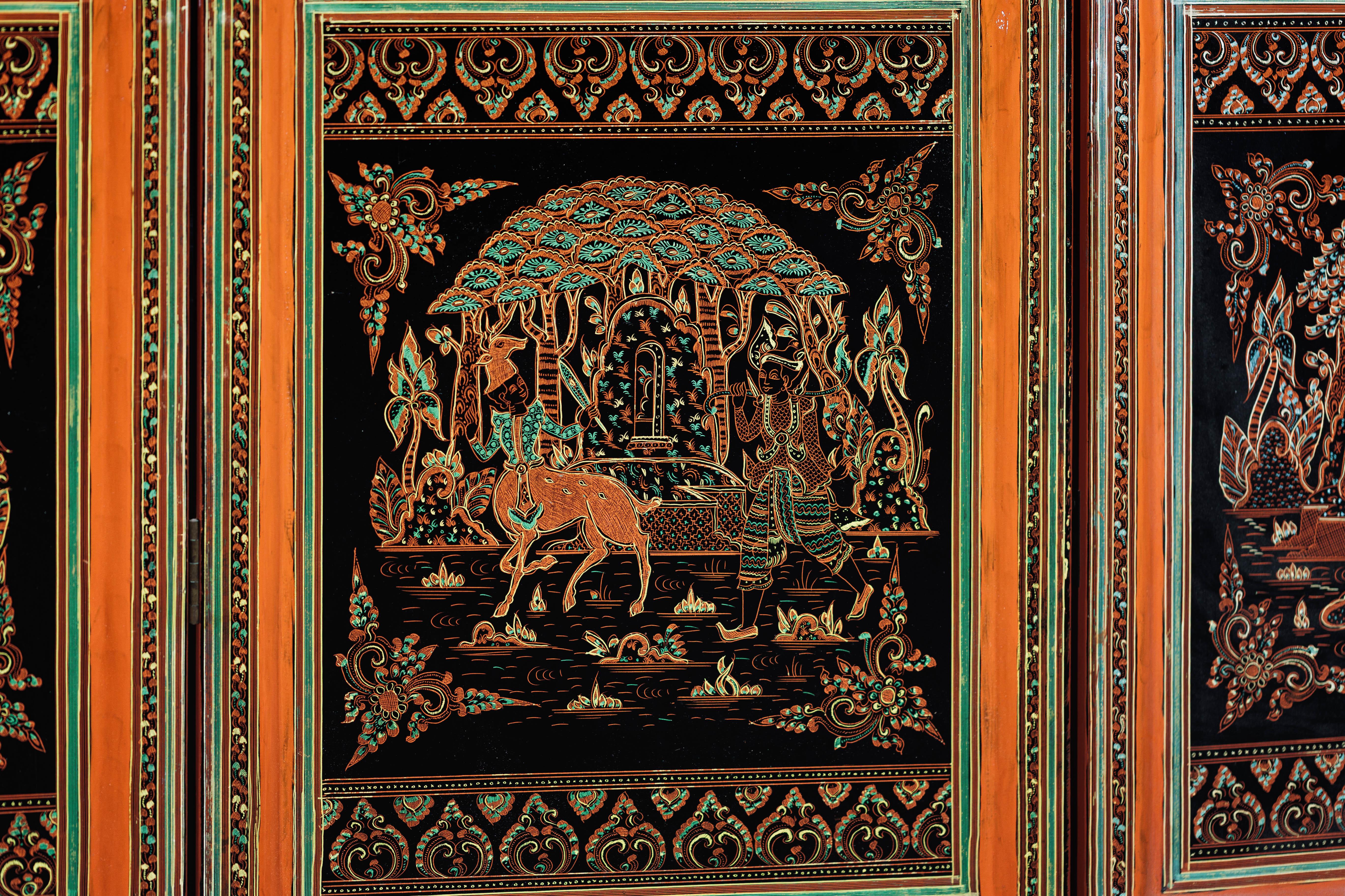Paravento thailandese d'epoca a cinque pannelli laccati con scene figurative e animali dorati in vendita 8