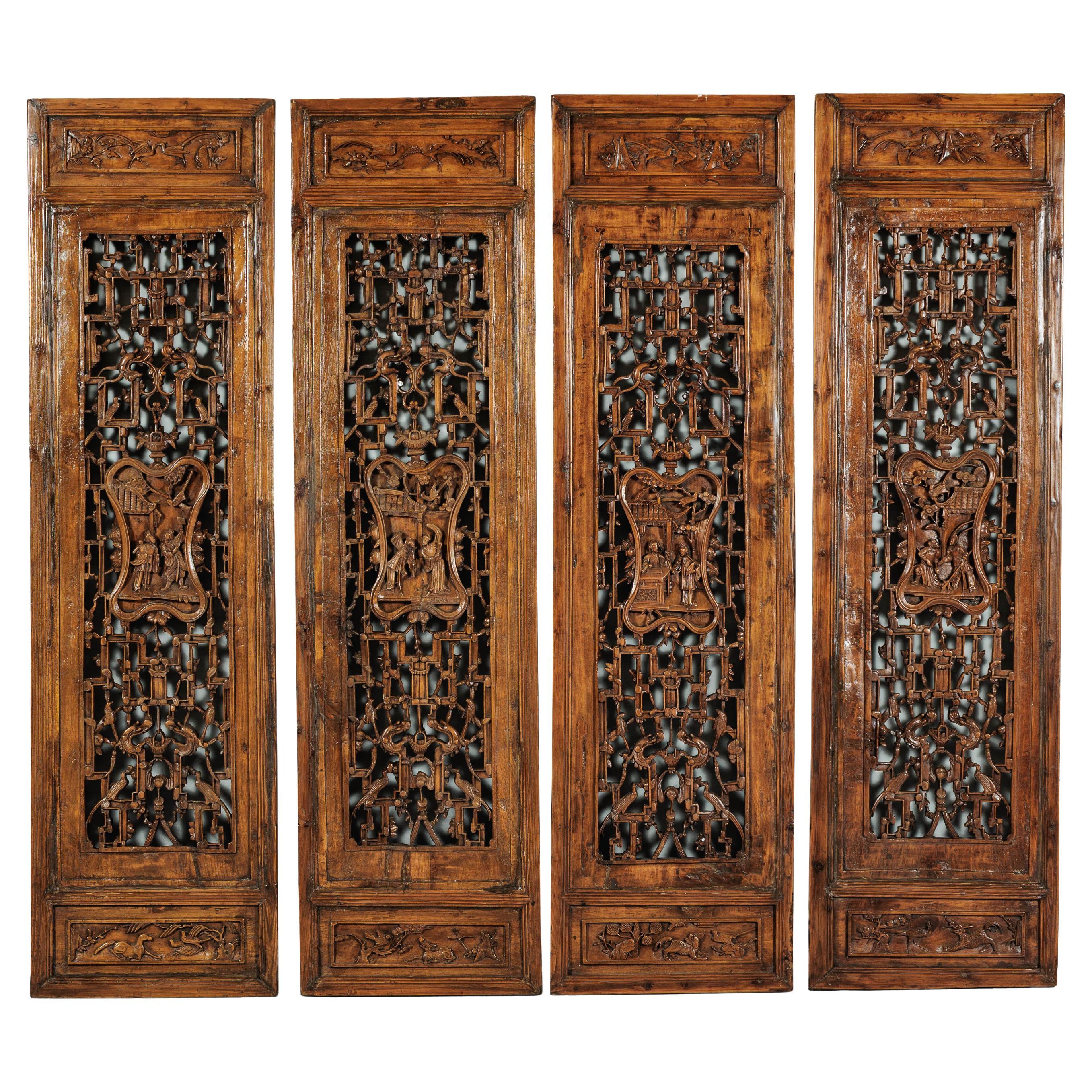 Ensemble de quatre panneaux architecturaux chinois anciens avec treillis et figures sculptés en vente