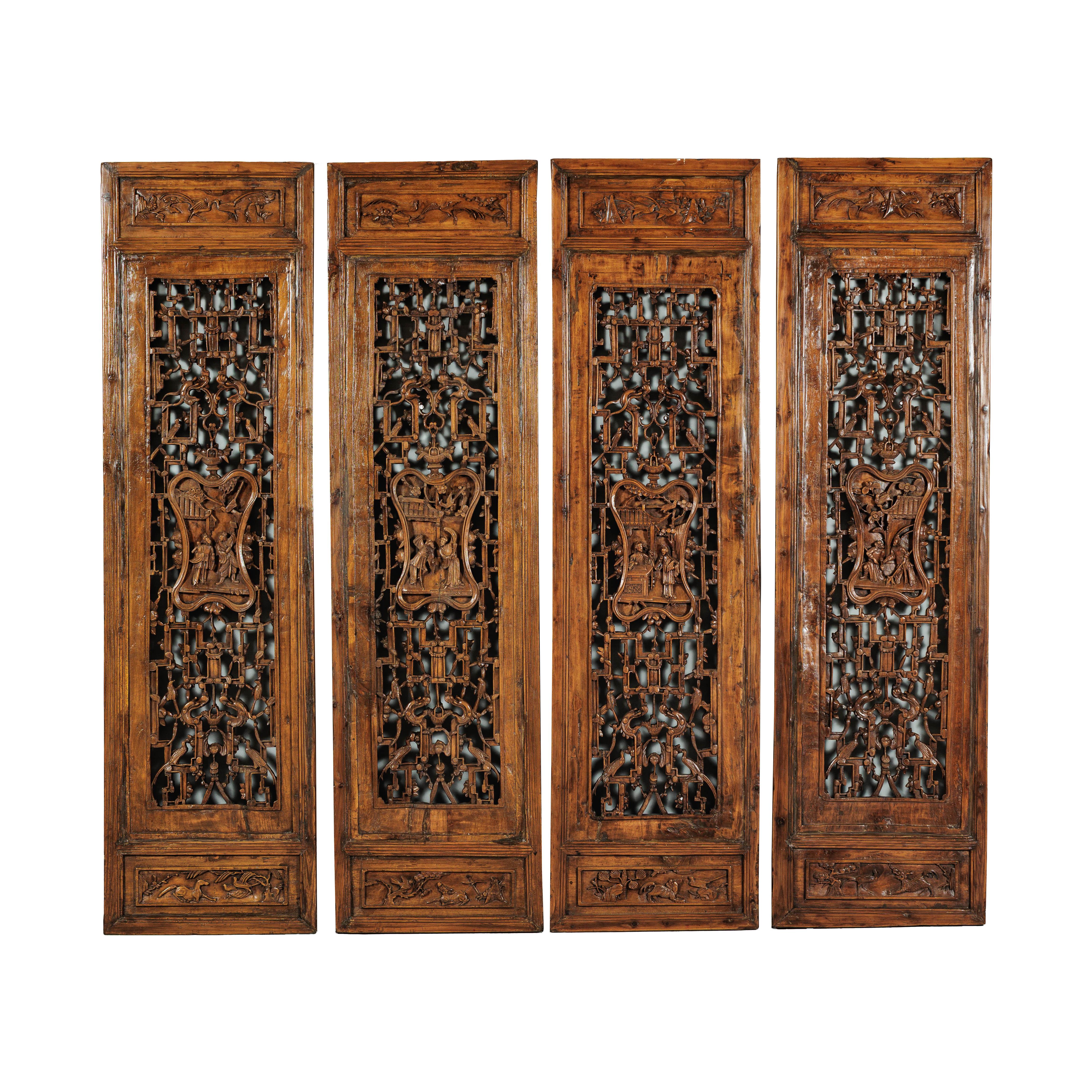 Ensemble de quatre panneaux architecturaux chinois anciens avec treillis et figures sculptés en vente 13