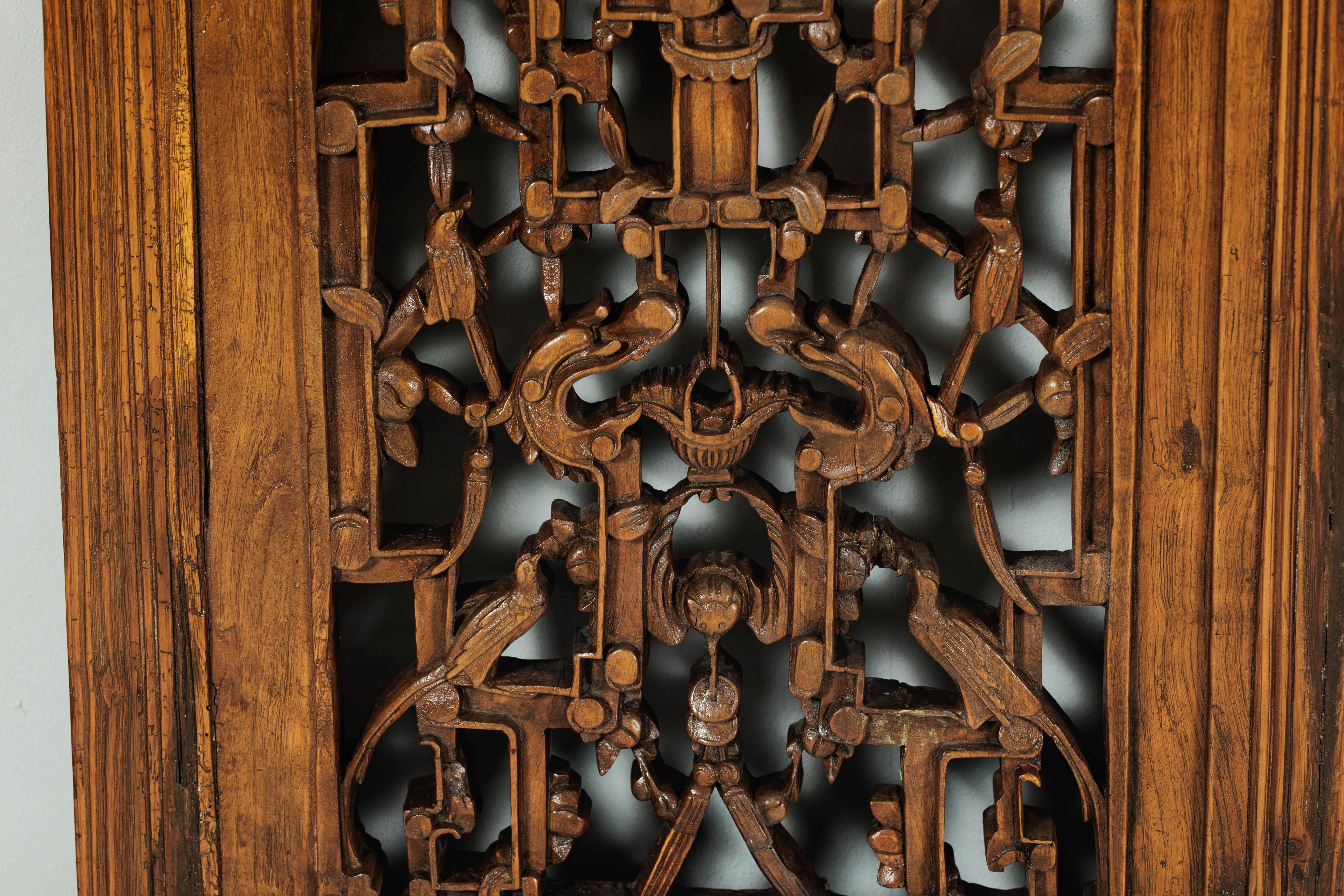 Ensemble de quatre panneaux architecturaux chinois anciens avec treillis et figures sculptés en vente 2