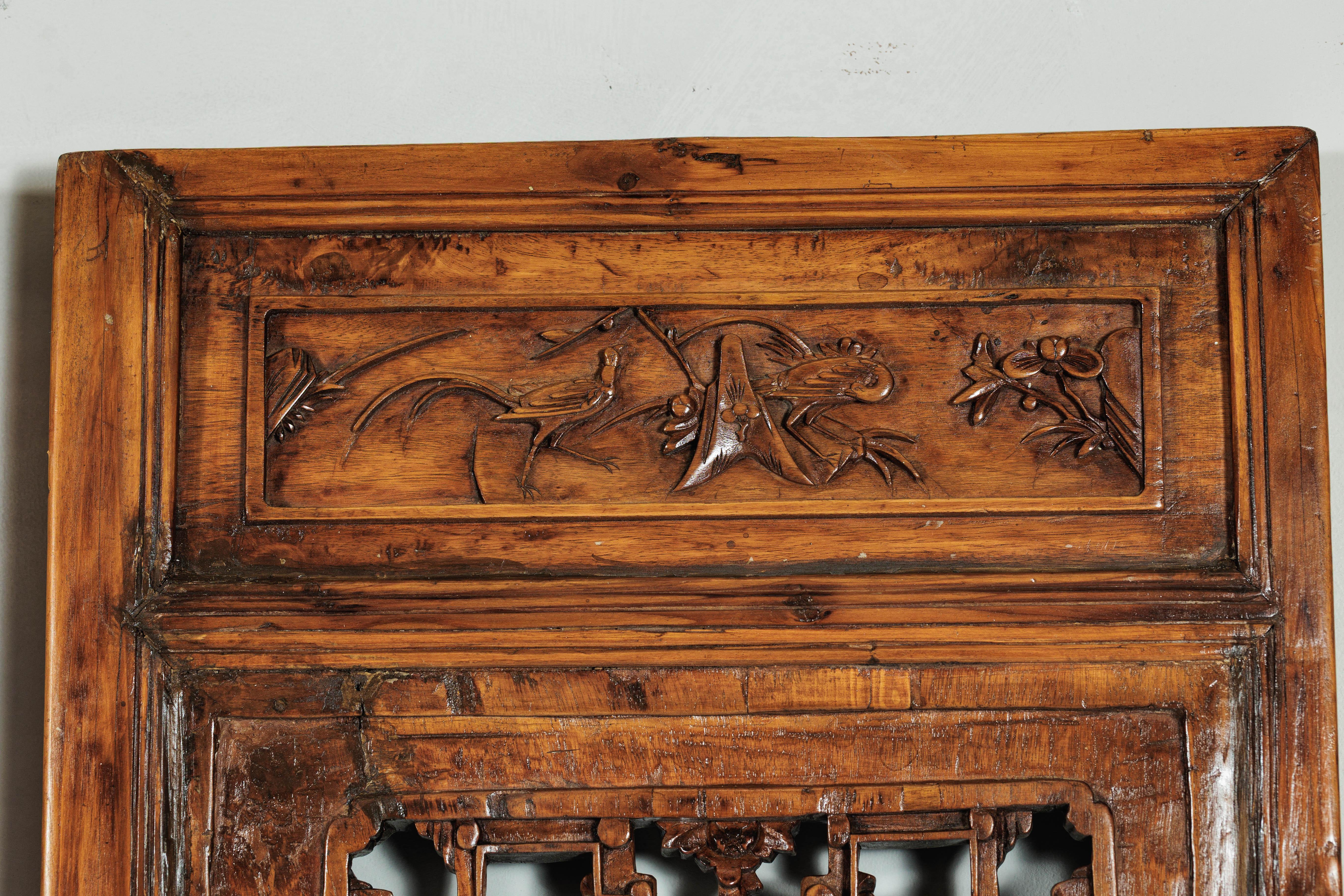 Ensemble de quatre panneaux architecturaux chinois anciens avec treillis et figures sculptés en vente 6