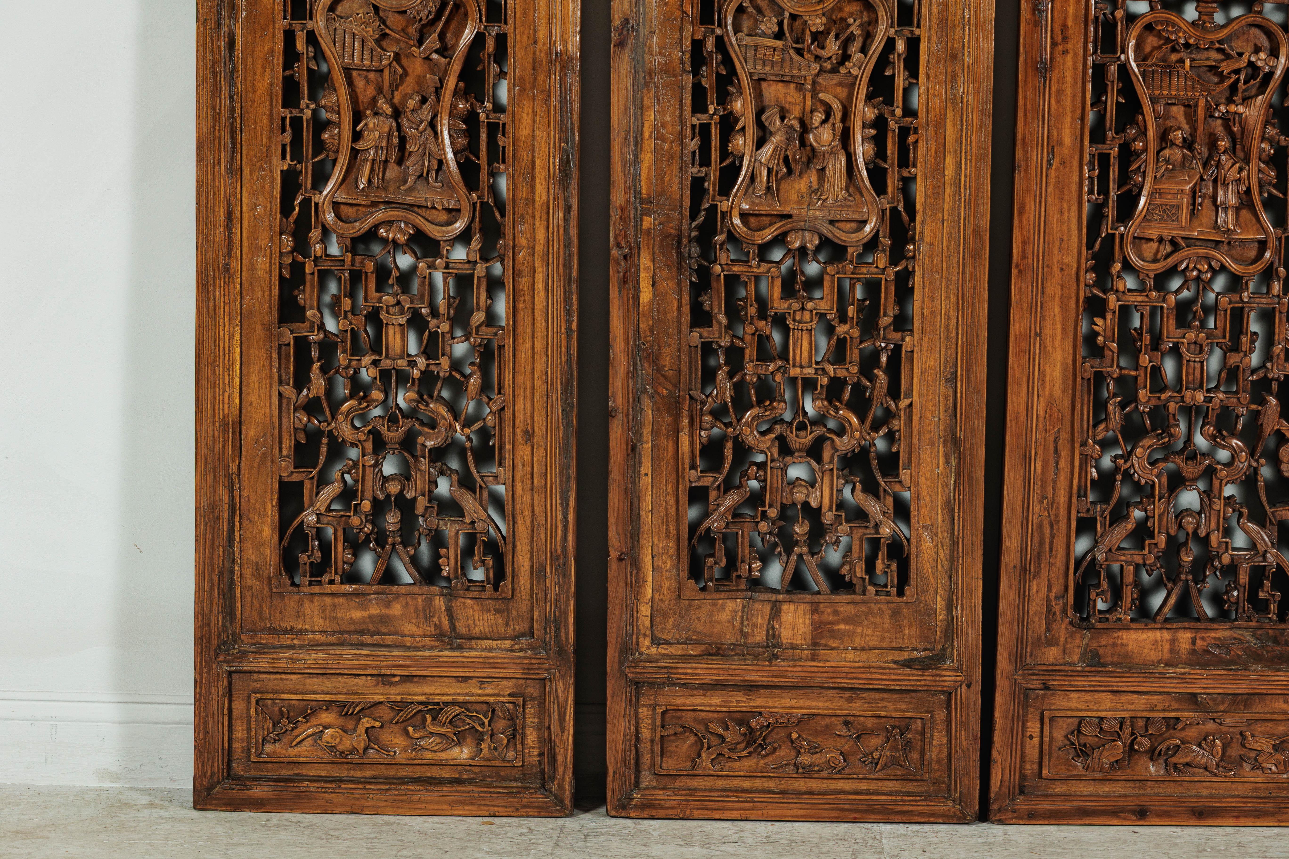 Chinois Ensemble de quatre panneaux architecturaux chinois anciens avec treillis et figures sculptés en vente