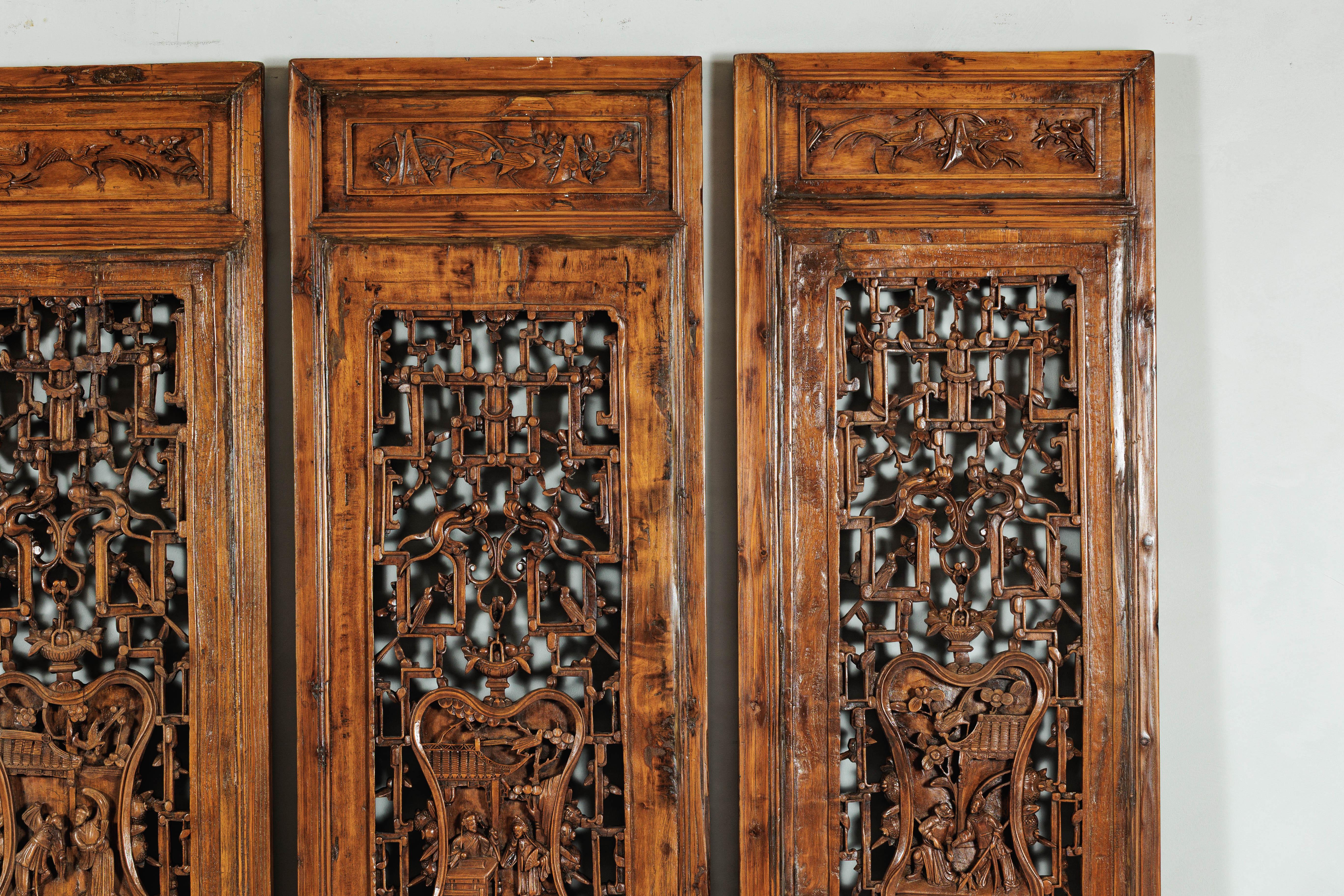 Ensemble de quatre panneaux architecturaux chinois anciens avec treillis et figures sculptés Bon état - En vente à Yonkers, NY