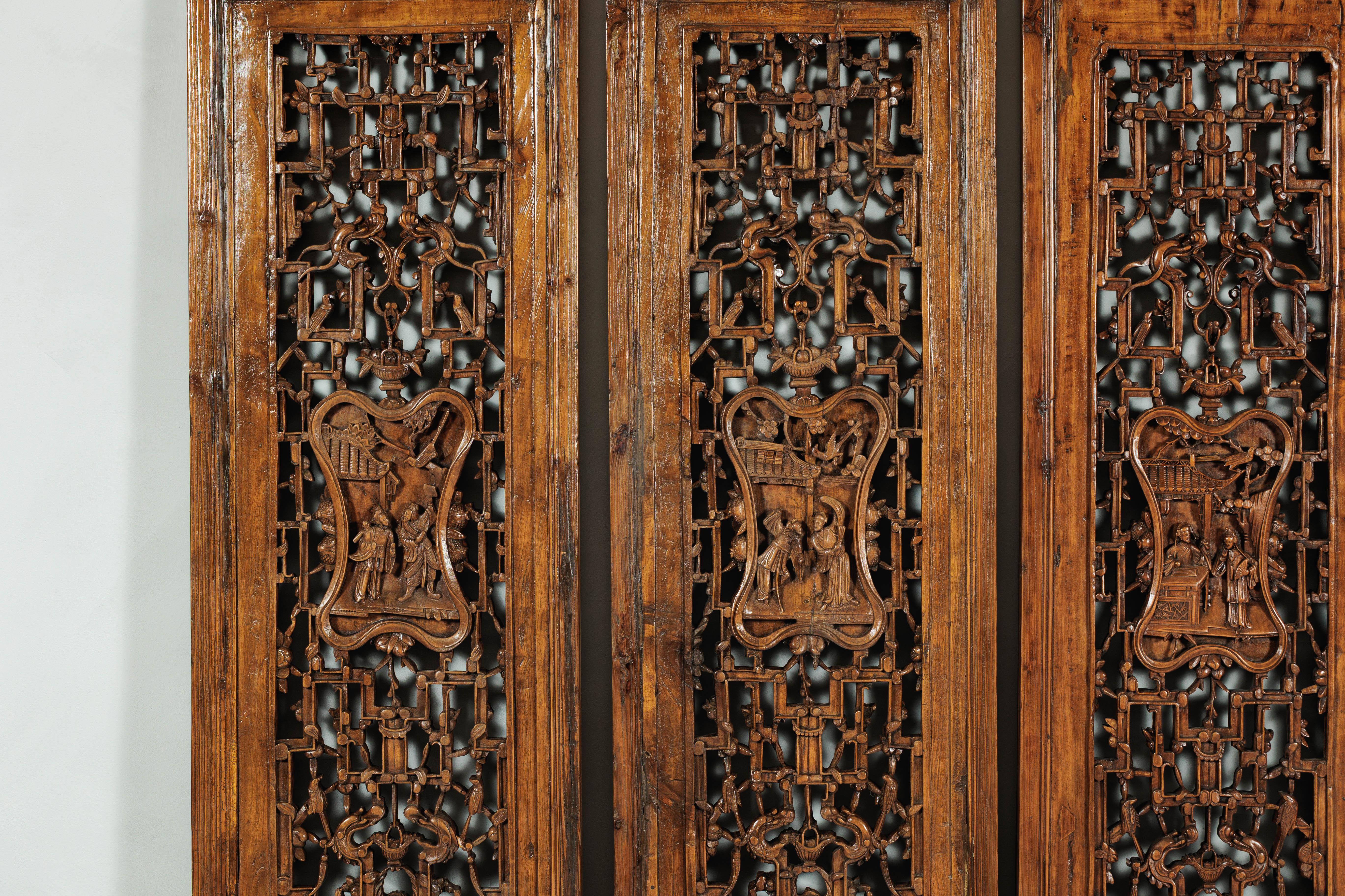Sculpté à la main Ensemble de quatre panneaux architecturaux chinois anciens avec treillis et figures sculptés en vente