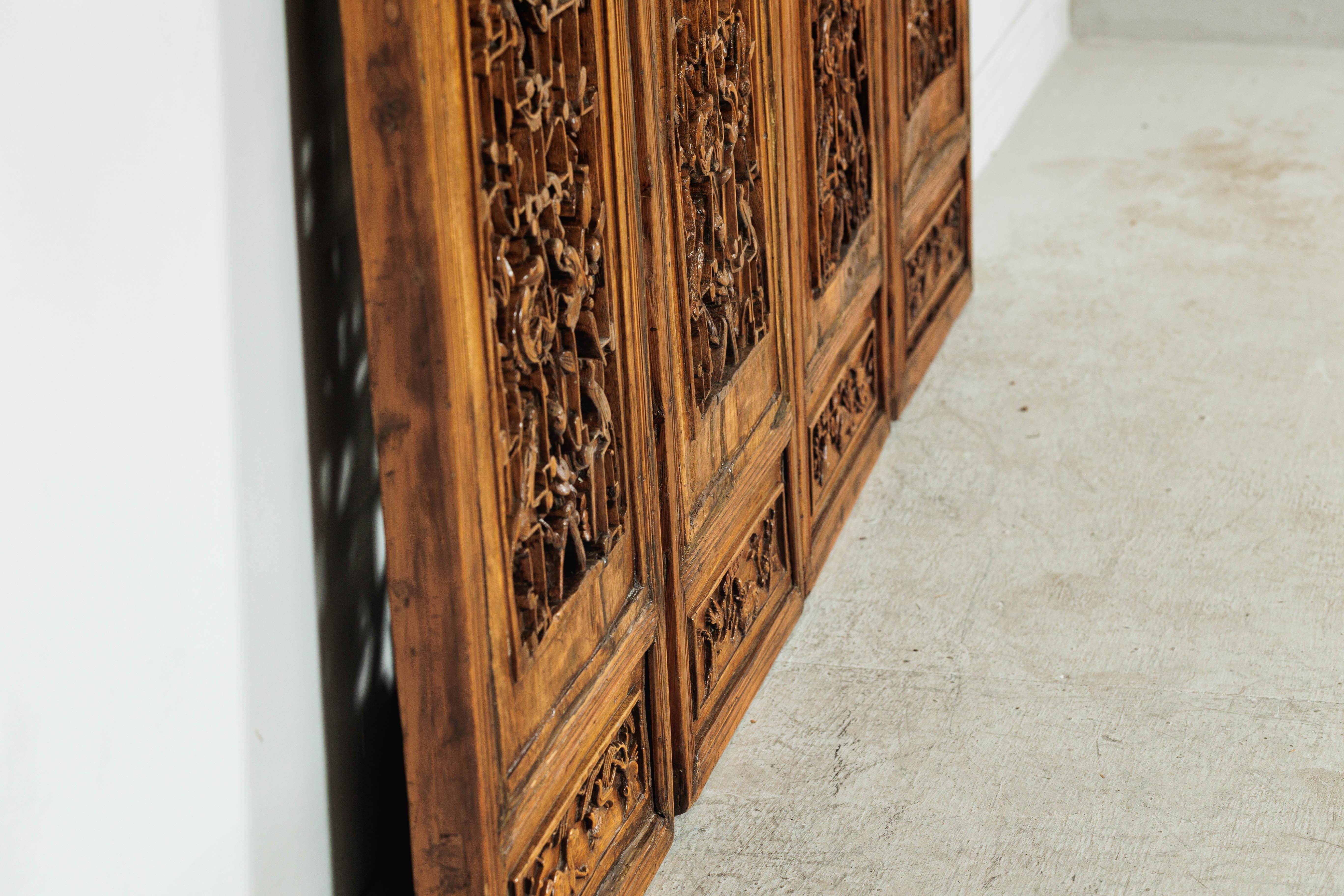 Ensemble de quatre panneaux architecturaux chinois anciens avec treillis et figures sculptés en vente 12