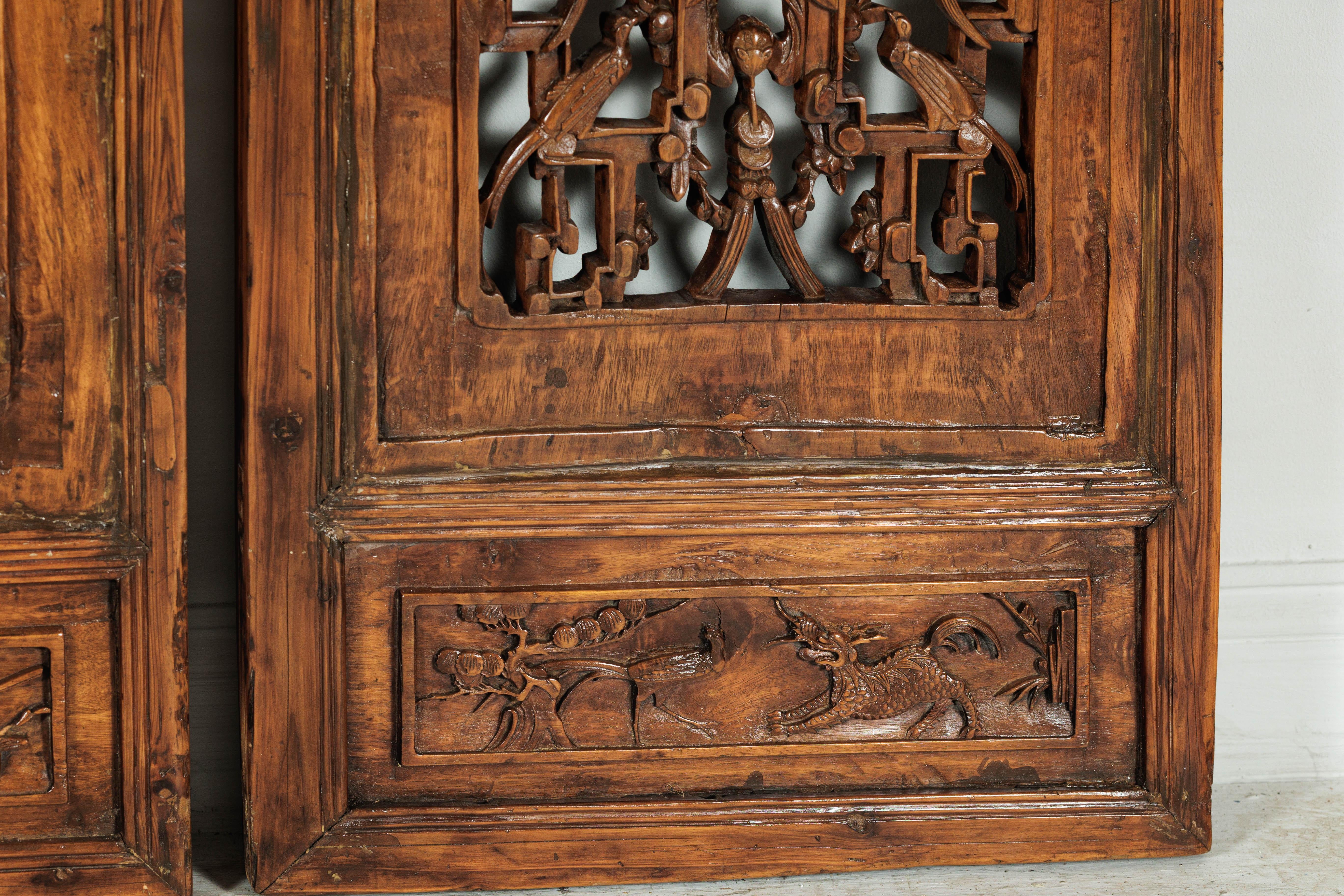 Ensemble de quatre panneaux architecturaux chinois anciens avec treillis et figures sculptés en vente 8