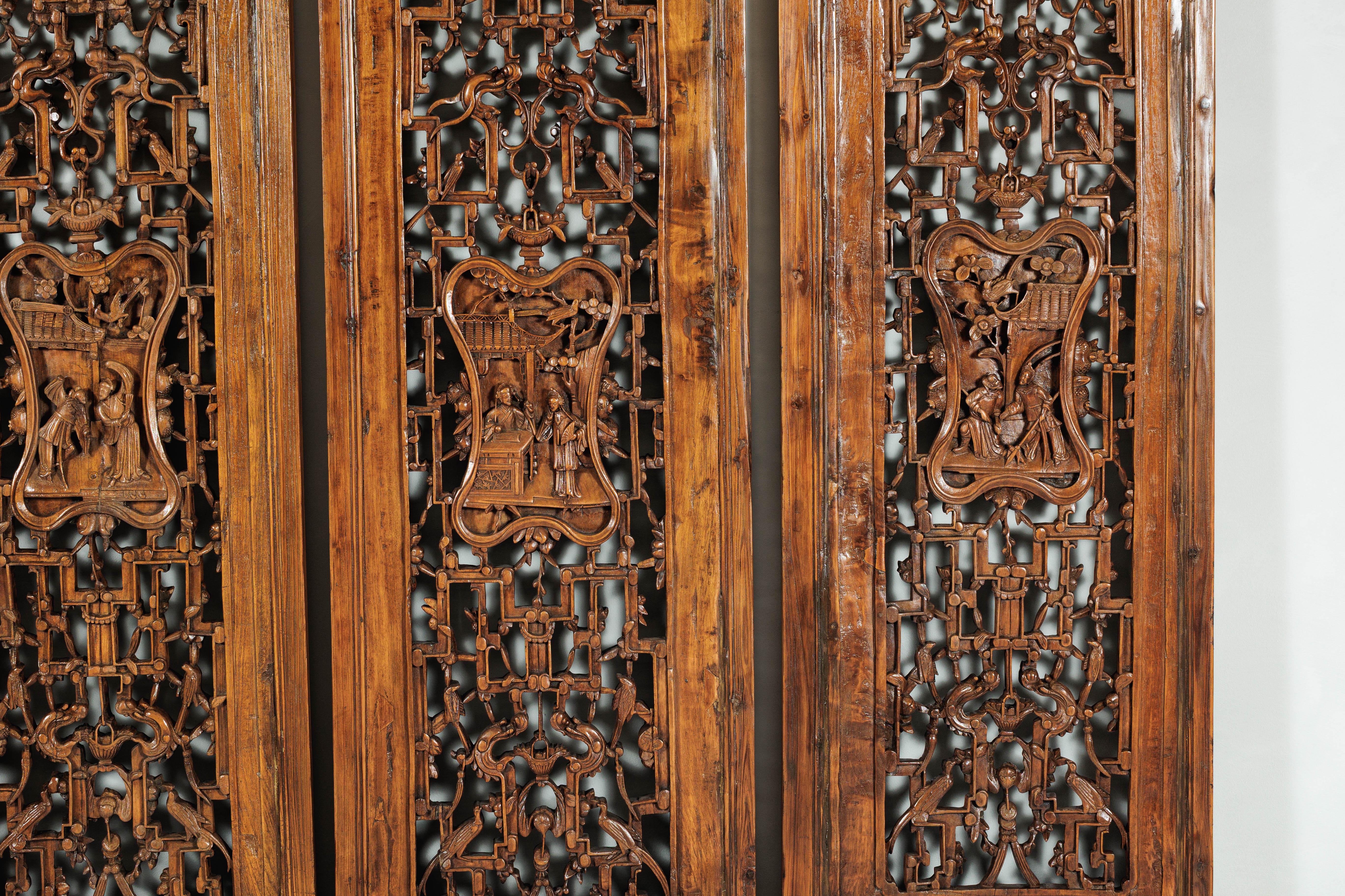20ième siècle Ensemble de quatre panneaux architecturaux chinois anciens avec treillis et figures sculptés en vente