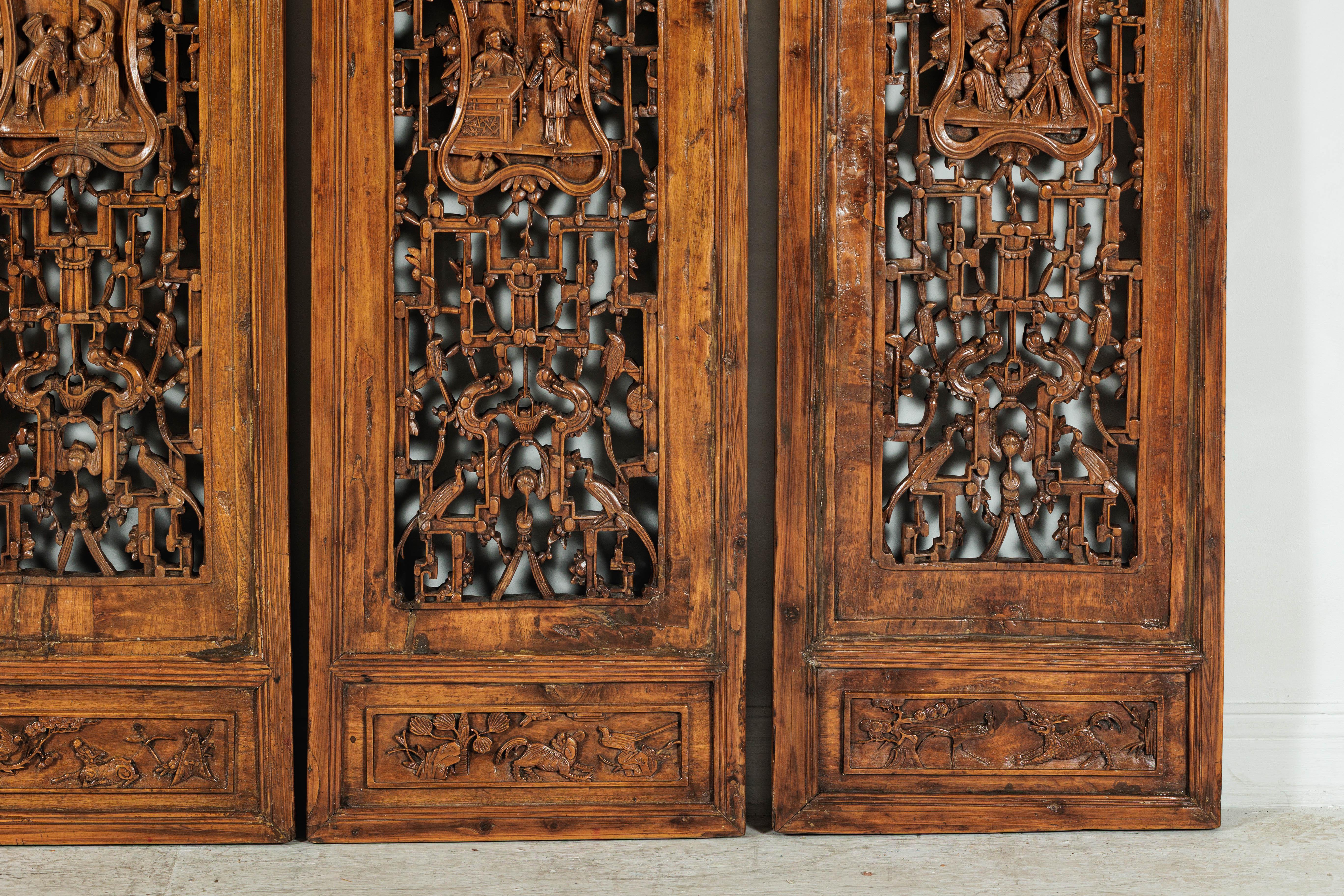 Bois Ensemble de quatre panneaux architecturaux chinois anciens avec treillis et figures sculptés en vente