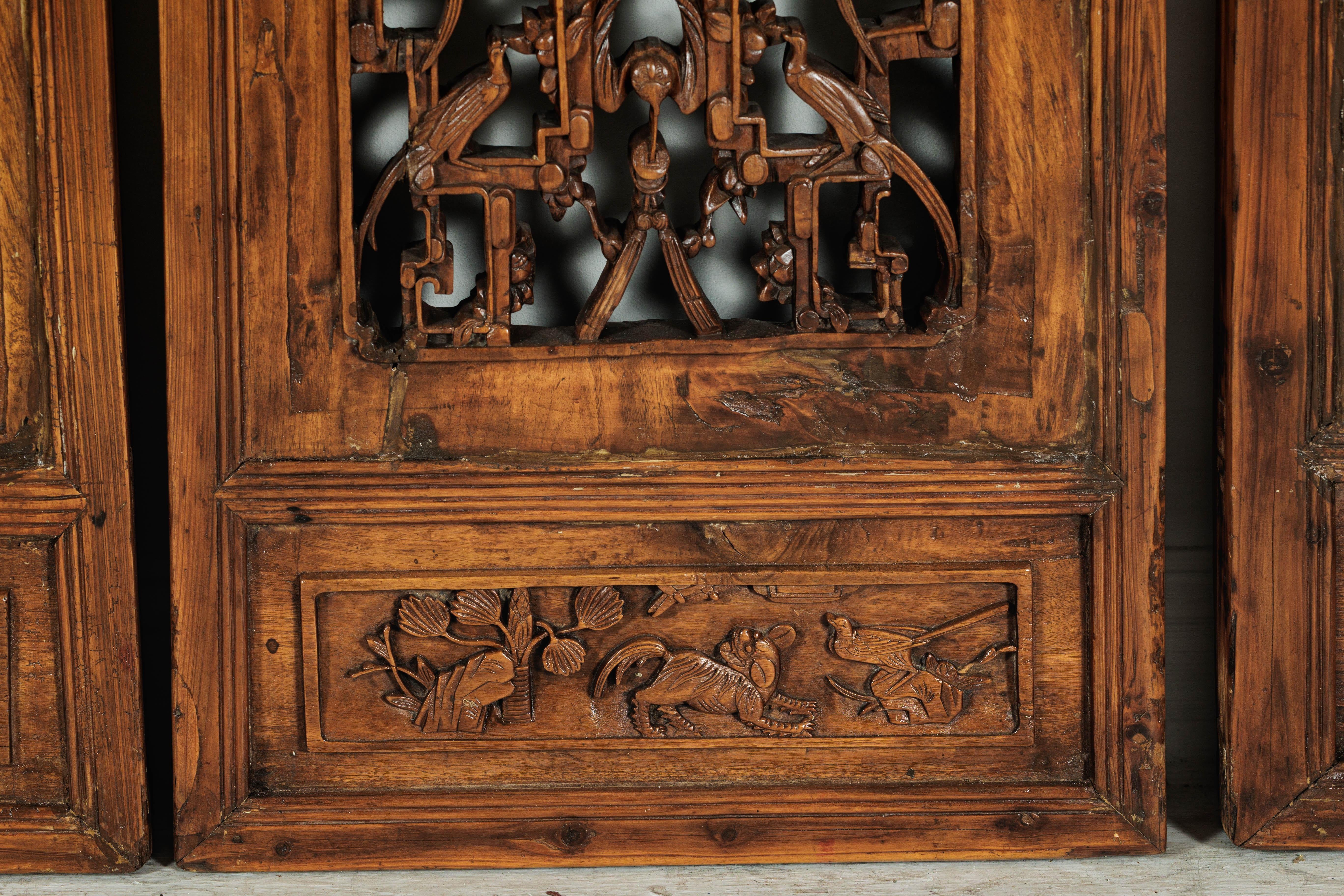 Ensemble de quatre panneaux architecturaux chinois anciens avec treillis et figures sculptés en vente 7
