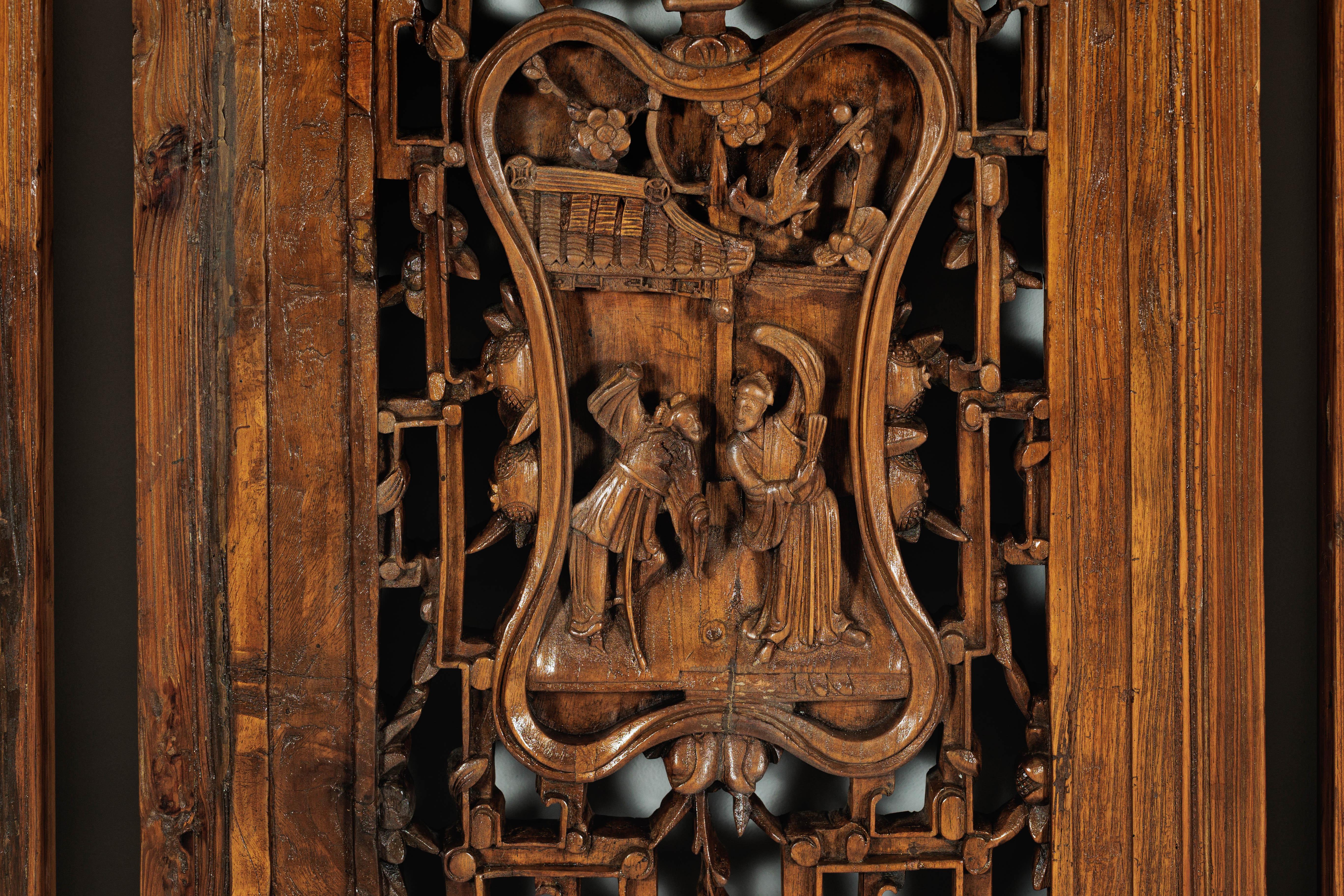Ensemble de quatre panneaux architecturaux chinois anciens avec treillis et figures sculptés en vente 3