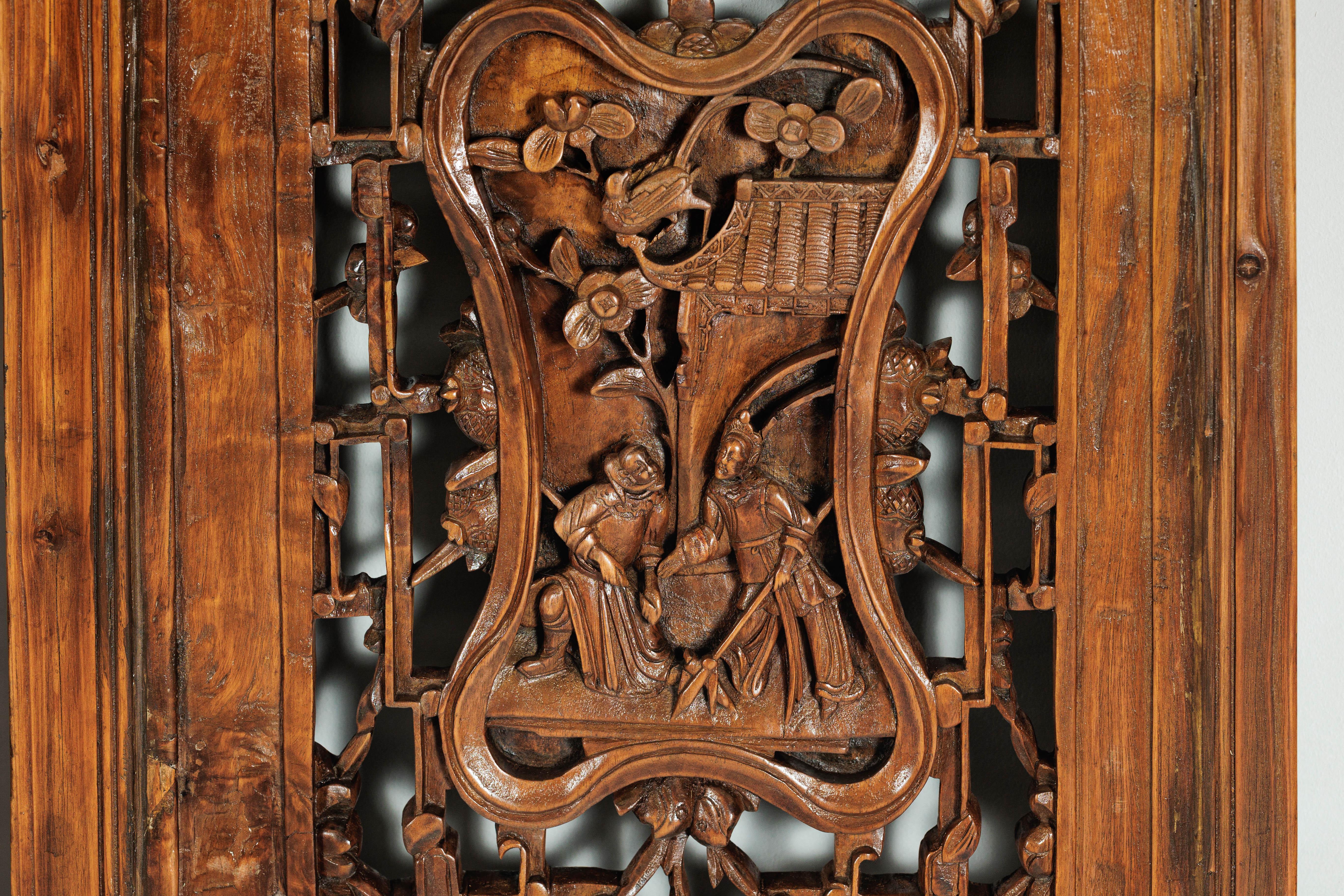 Ensemble de quatre panneaux architecturaux chinois anciens avec treillis et figures sculptés en vente 5