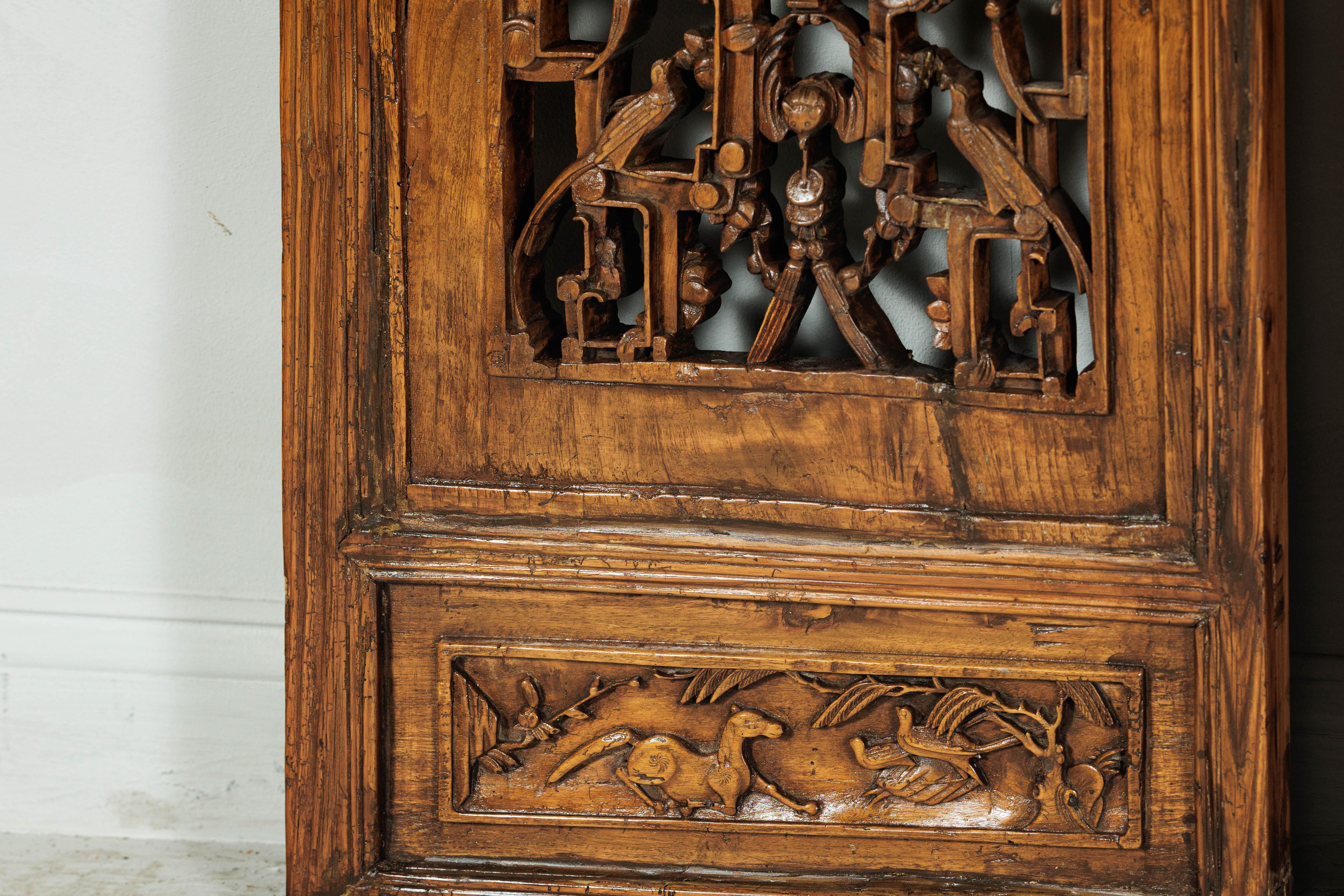 Ensemble de quatre panneaux architecturaux chinois anciens avec treillis et figures sculptés en vente 9