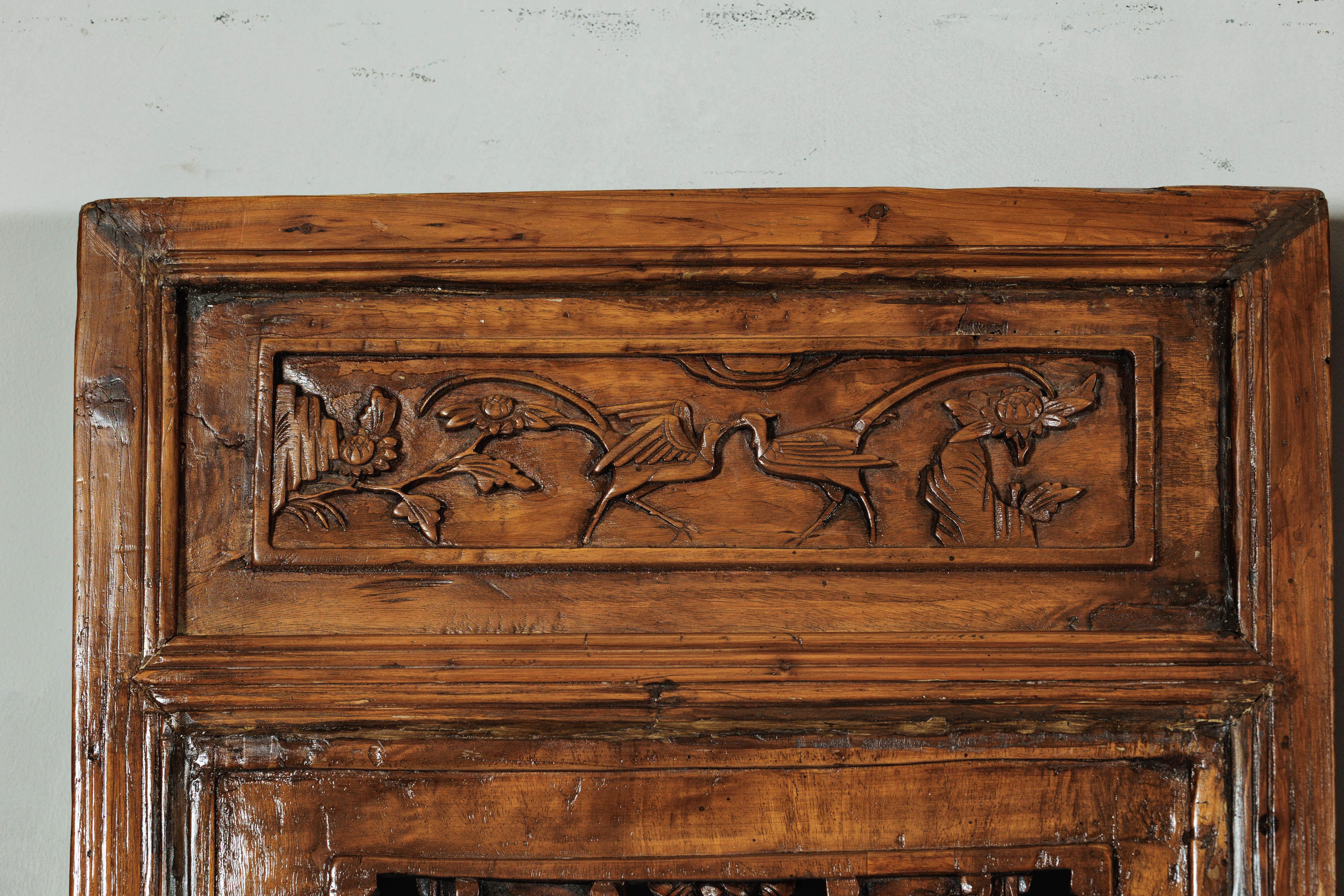 Ensemble de quatre panneaux architecturaux chinois anciens avec treillis et figures sculptés en vente 1