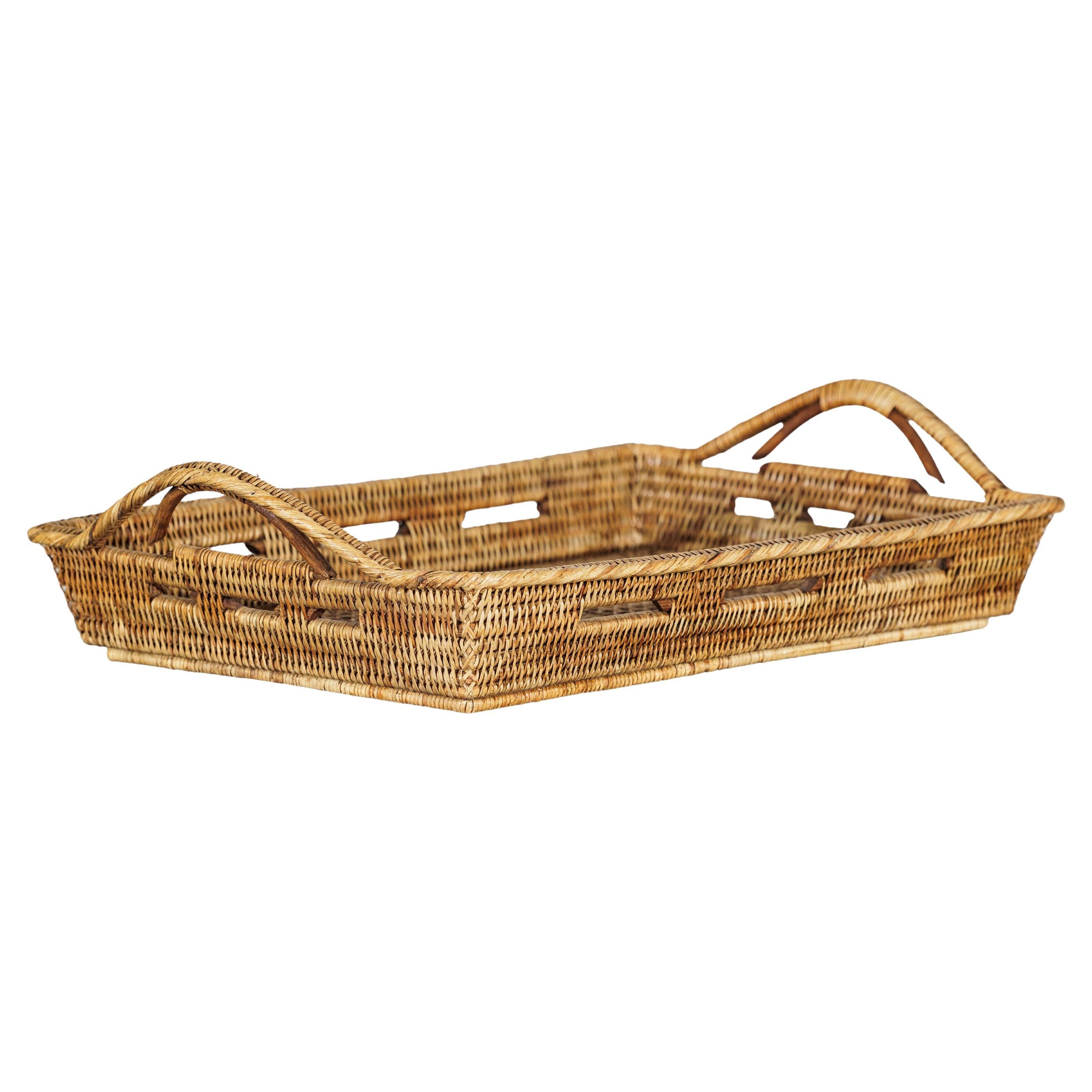 Vassoio in stile country in rattan intrecciato a mano con maniglie laterali ad arco in vendita