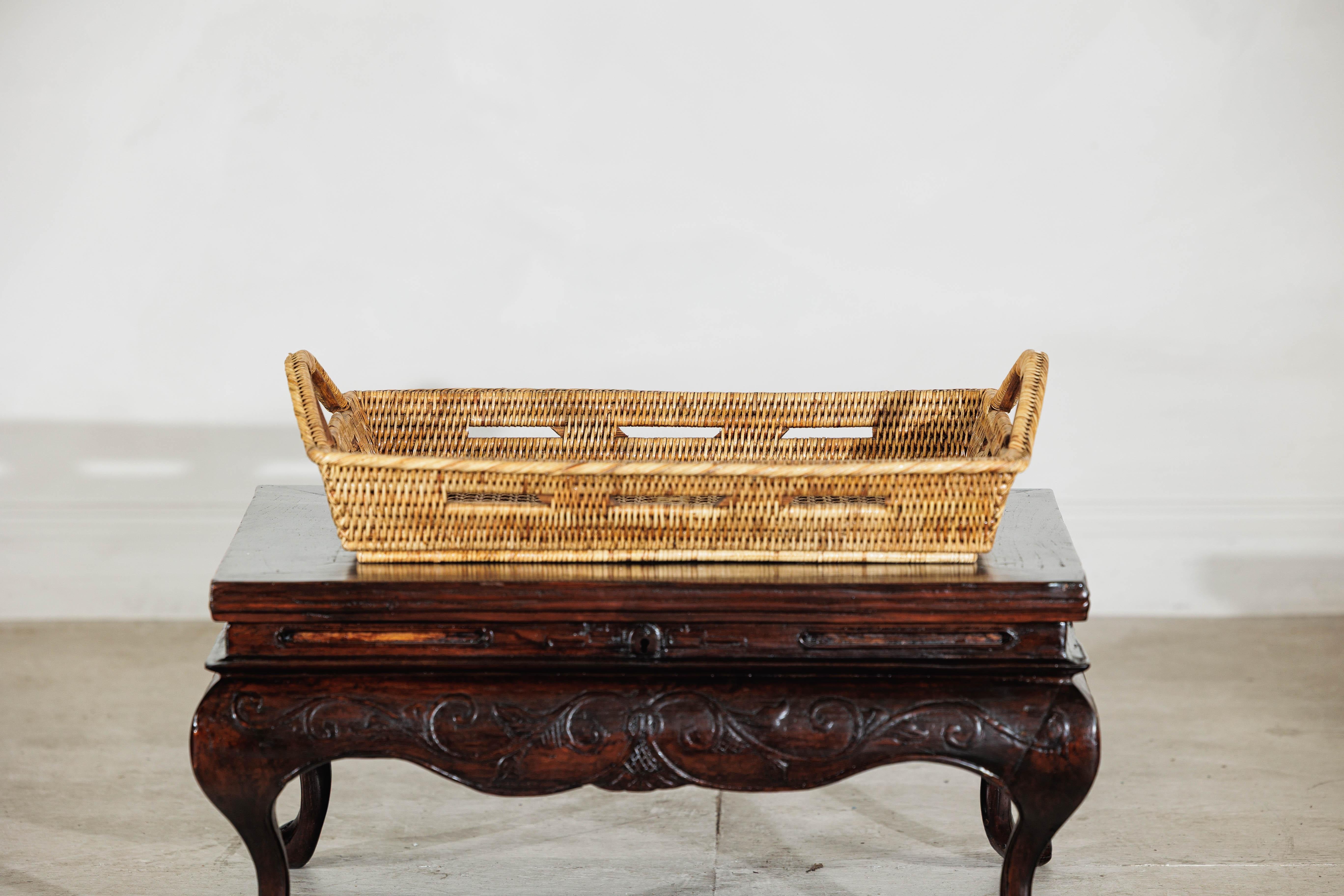 Vassoio in stile country in rattan intrecciato a mano con maniglie laterali ad arco in vendita 3
