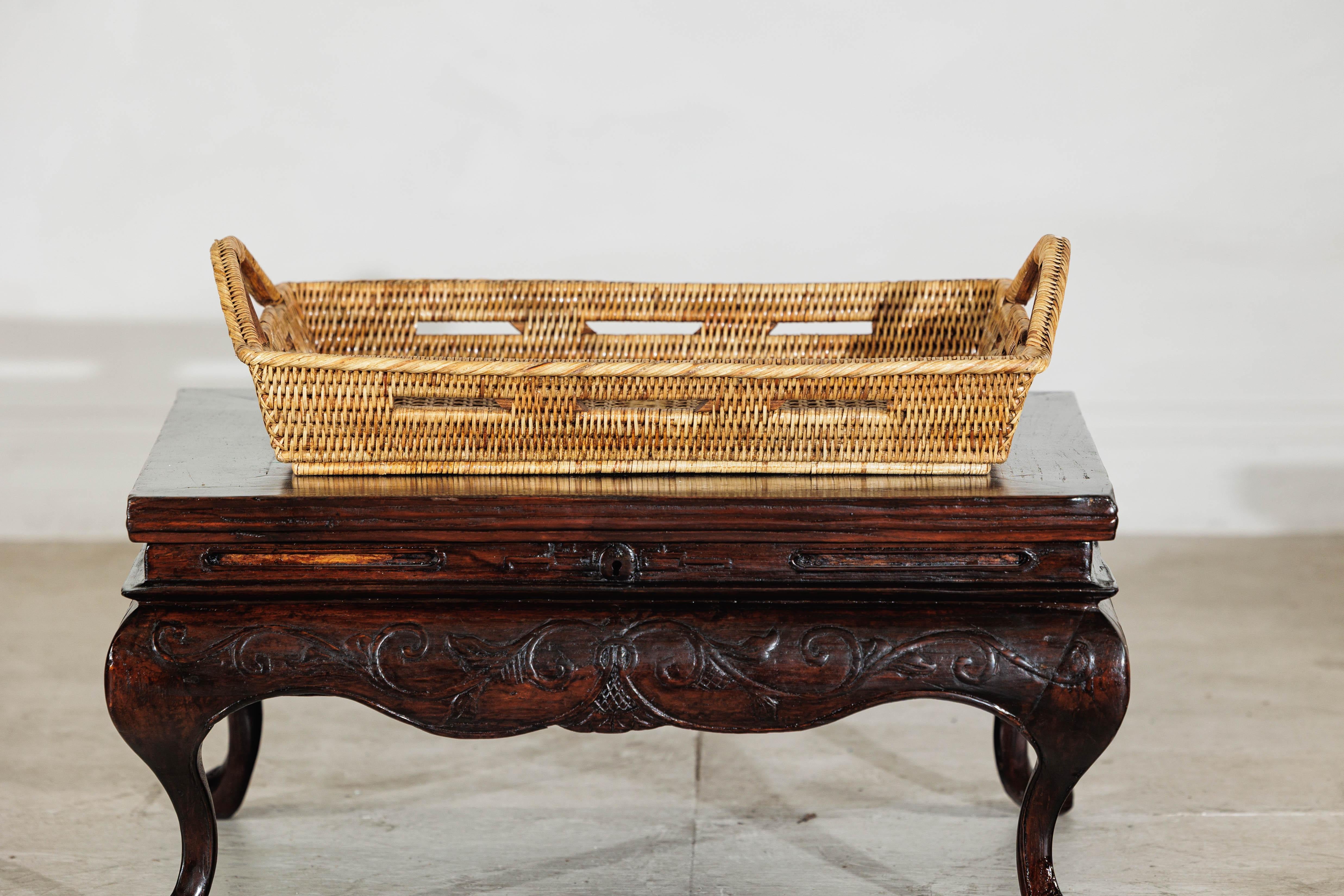 Questo vassoio in stile country in rattan intrecciato a mano dona una consistenza naturale e un interesse scultoreo a qualsiasi tavolo o ambiente di servizio. Caratterizzata da lati delicatamente svasati e ritagli traforati in stile fessura, la