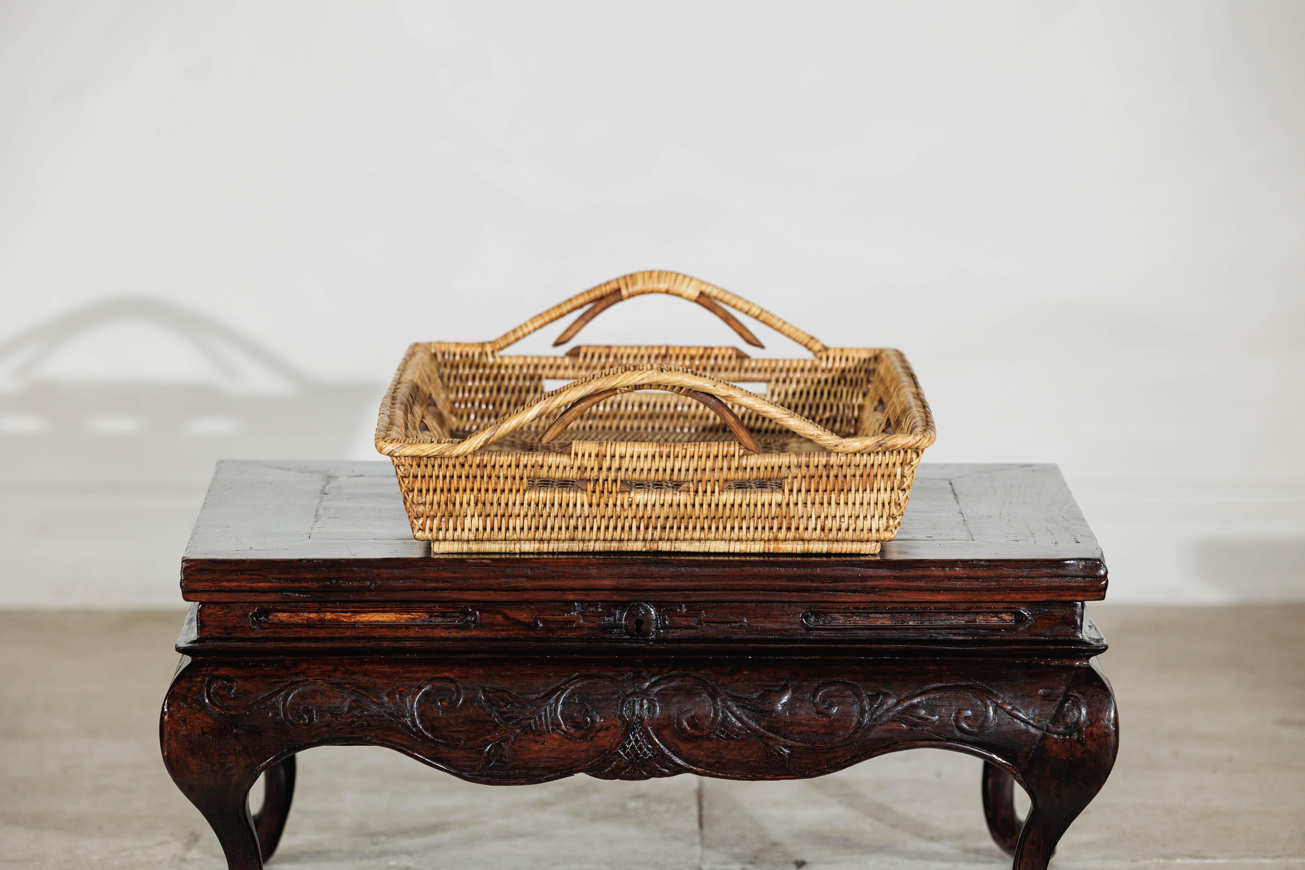 XX secolo Vassoio in stile country in rattan intrecciato a mano con maniglie laterali ad arco in vendita