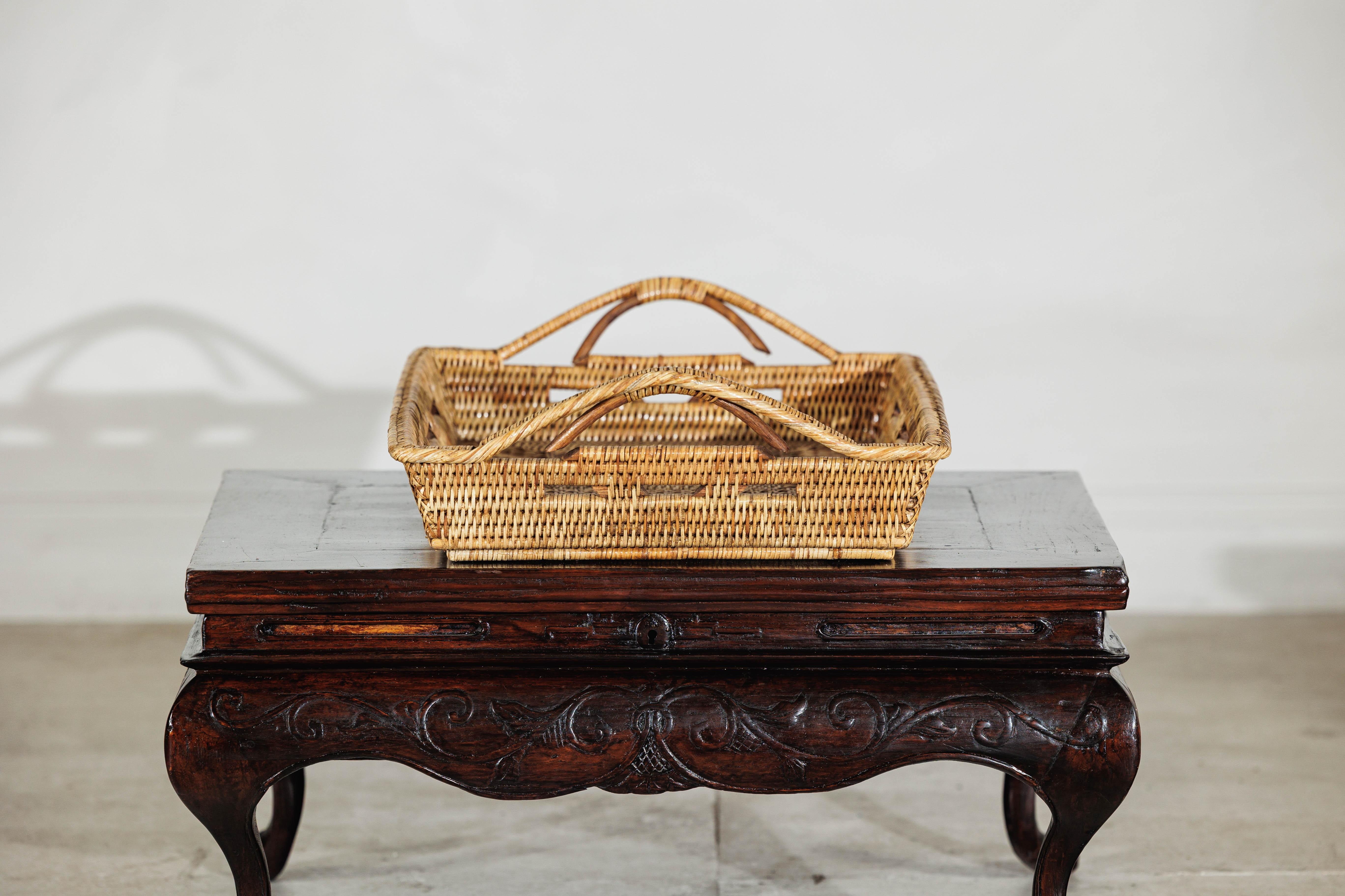 Vassoio in stile country in rattan intrecciato a mano con maniglie laterali ad arco in vendita 1