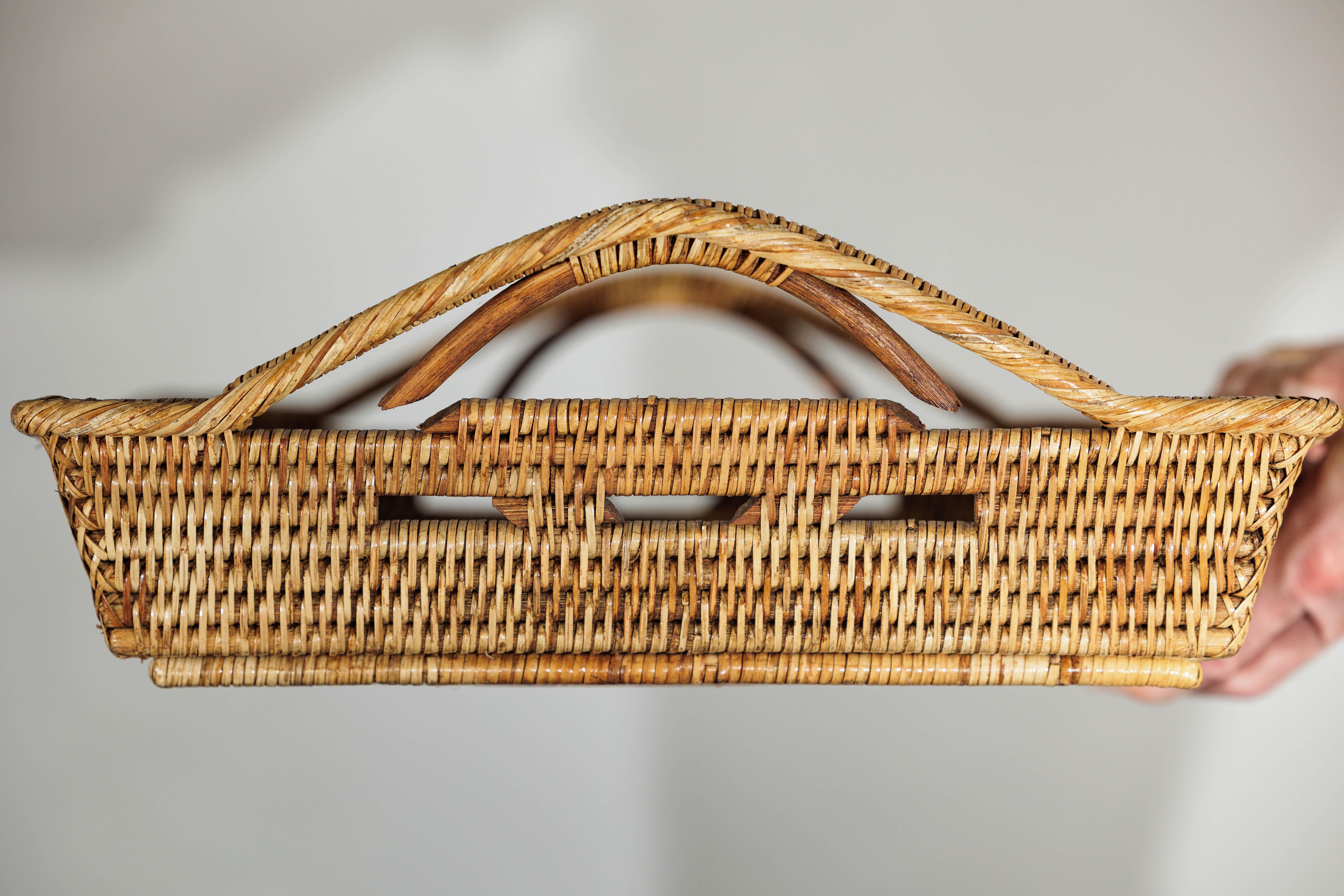 Vassoio in stile country in rattan intrecciato a mano con maniglie laterali ad arco in vendita 2