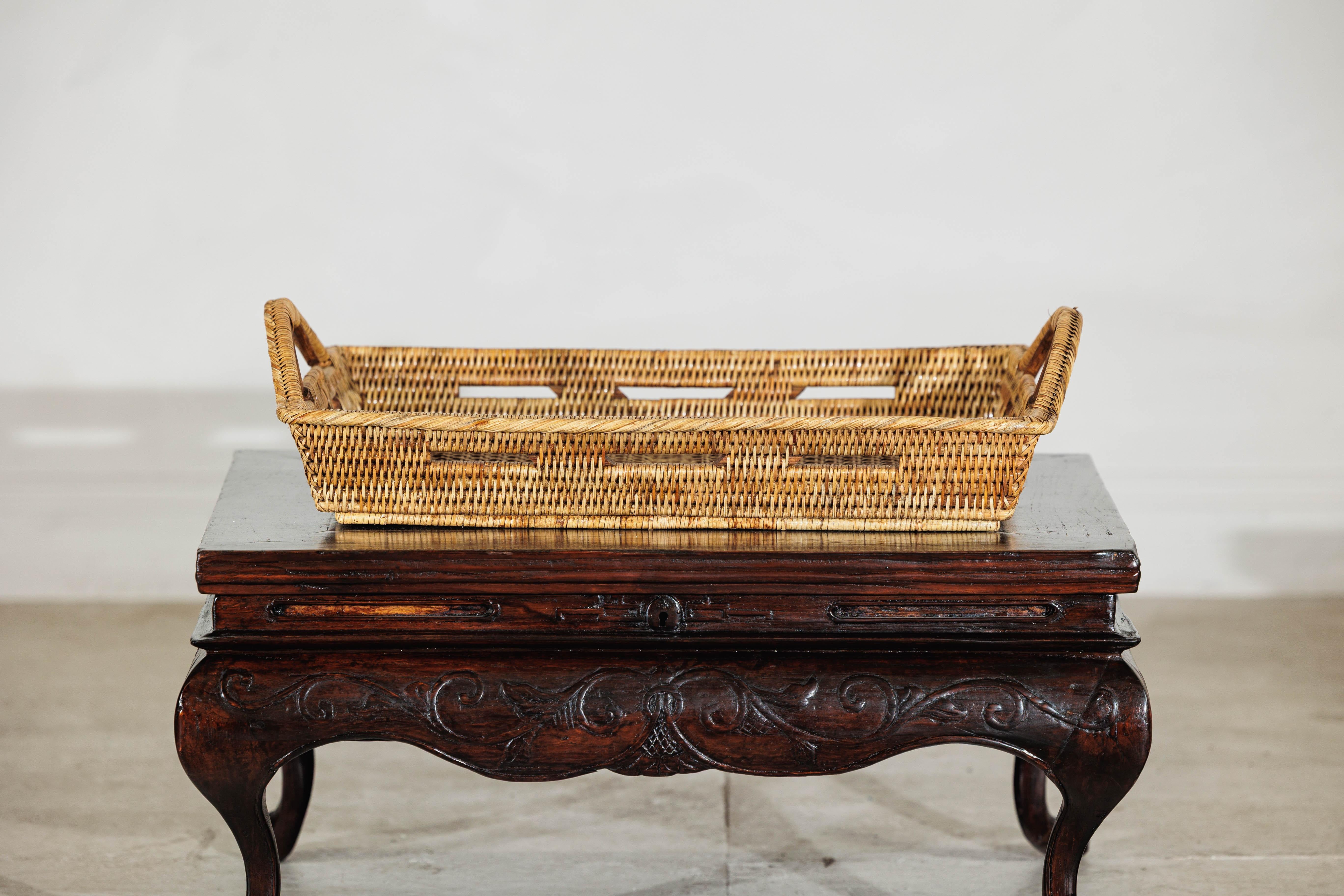 Rattan Vassoio in stile country in rattan intrecciato a mano con maniglie laterali ad arco in vendita