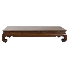 Table basse chinoise de style « Kang » en orme, datant d'environ 1900, avec pieds en volutes et plateau à panneaux