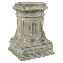 Piedistallo in bronzo fuso in stile neoclassico con patina di verdigris e palmette