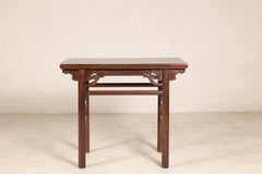 Table console chinoise de la fin de la dynastie Qing, en bois d'orme, avec écoinçons sculptés, vers 1900