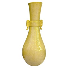 Vase en céramique au vernis craquelé jaune citron doré