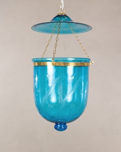 Cloche en verre gravé bleu clair vintage indienne, avec des éléments en laiton