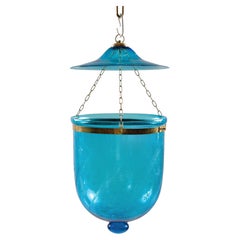 Cloche en verre gravé bleu clair vintage indienne, avec des éléments en laiton
