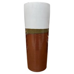 Vaso in ceramica con fascia smaltata color oliva, bianco e rame