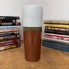 Vaso in ceramica con fascia smaltata color oliva, bianco e rame