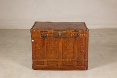 Grand coffre de rangement vintage chinois en bambou et rotin tressés, avec ferrures en fer