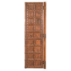 Porte indienne du XIXe siècle en bois sculpté, avec clous en fer et poignées anneaux
