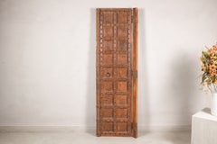 Porte indienne du XIXe siècle en bois sculpté, avec clous en fer et poignées anneaux