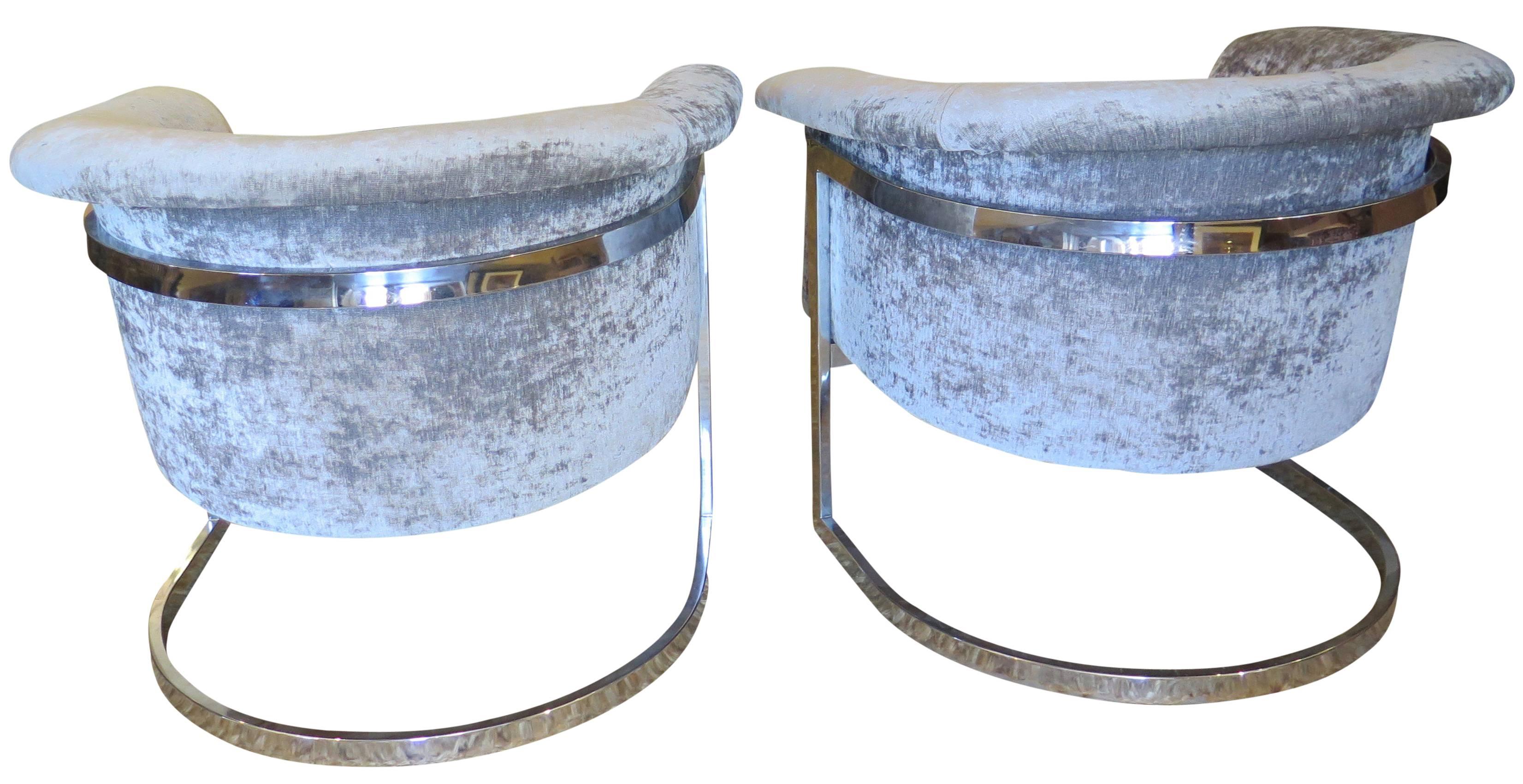 Modern Pair of Chrome Barrel Back Cantilevered Chairs in the Style of Milo Baughman  For Sale