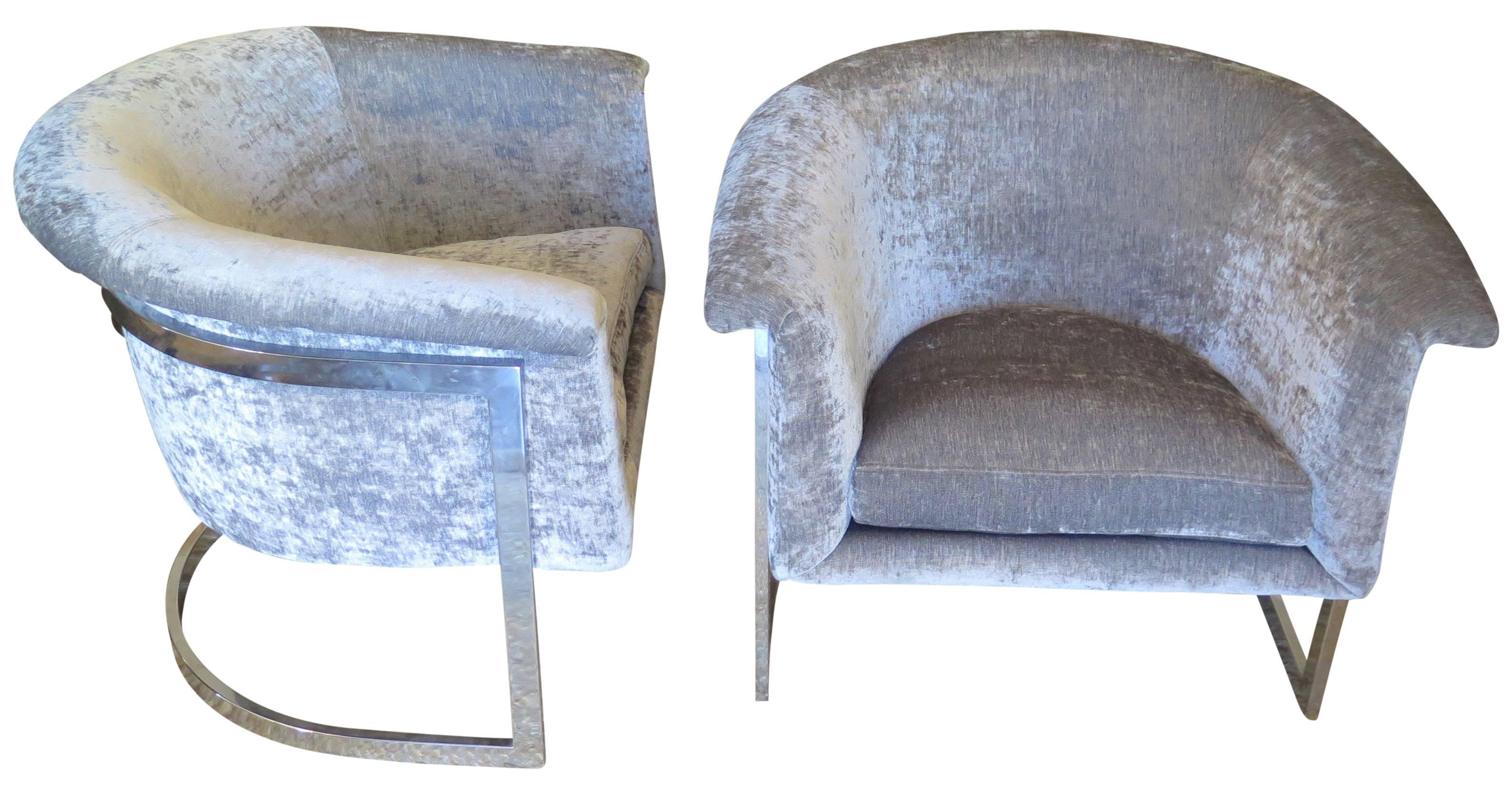 Pair of Chrome Barrel Back Cantilevered Chairs in the Style of Milo Baughman  In Excellent Condition For Sale In Montecito, CA