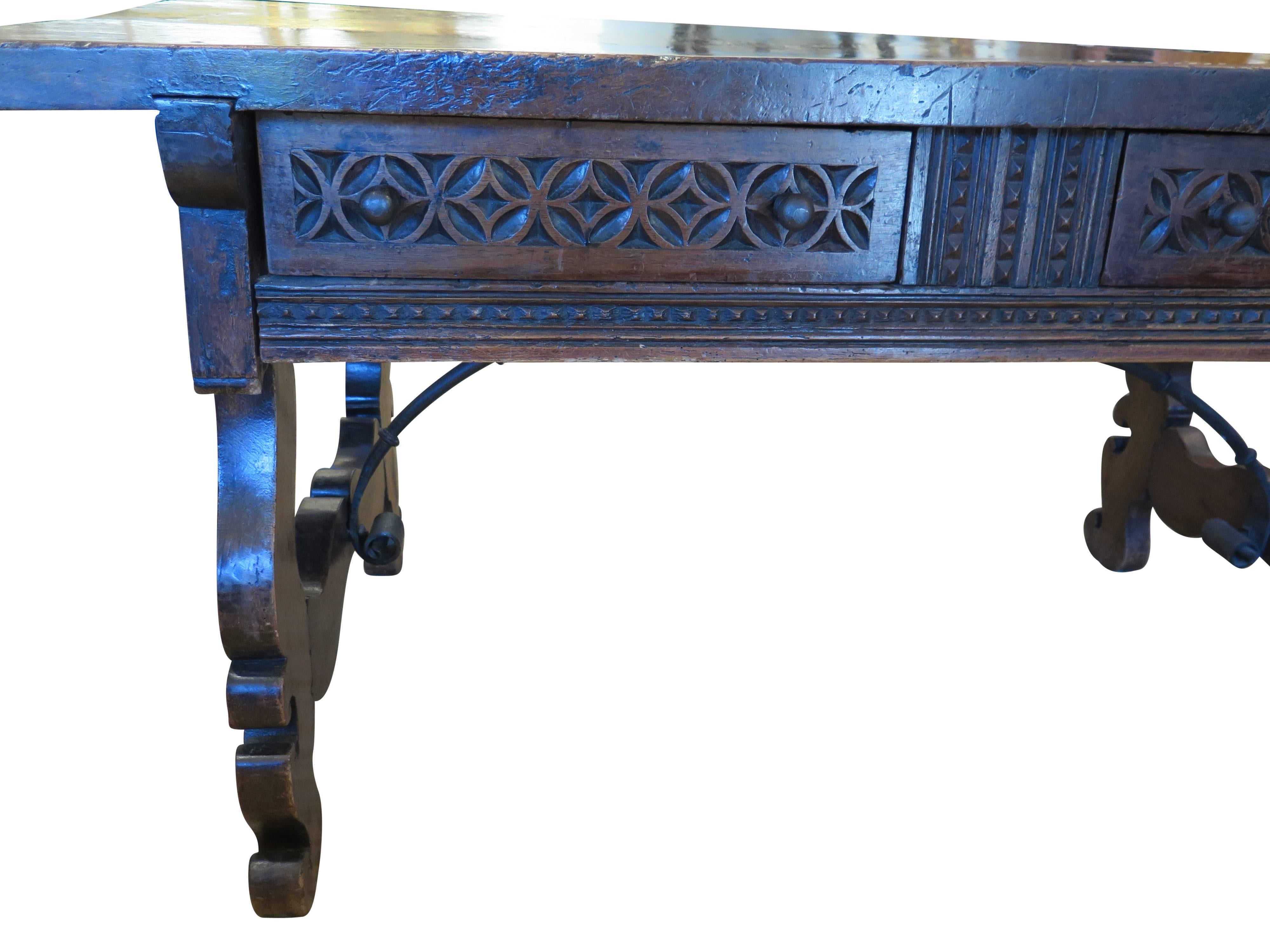 Excellent 17th Century Spanish Walnut Console Table For Sale 3