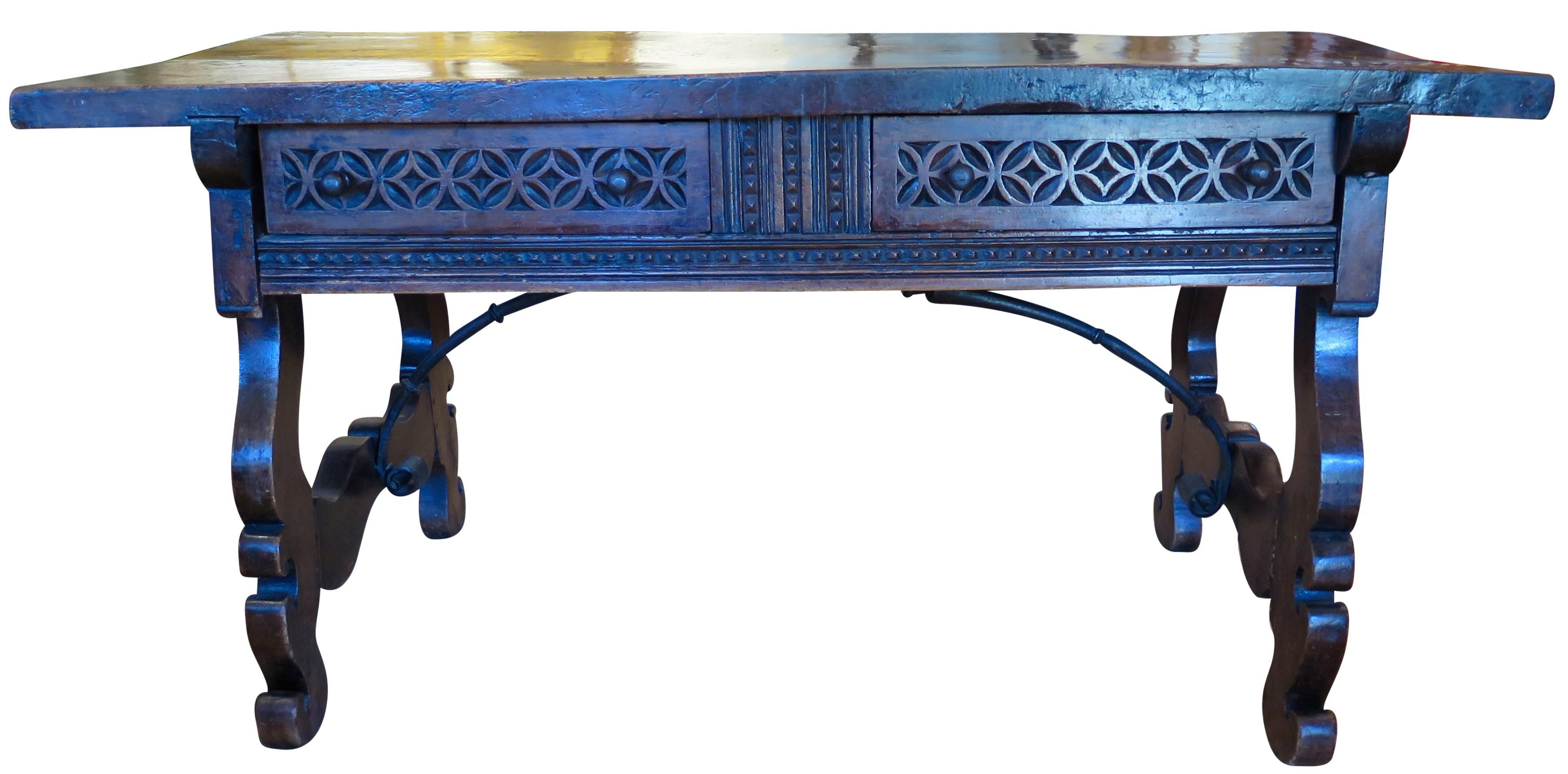Excellent 17th Century Spanish Walnut Console Table For Sale 1