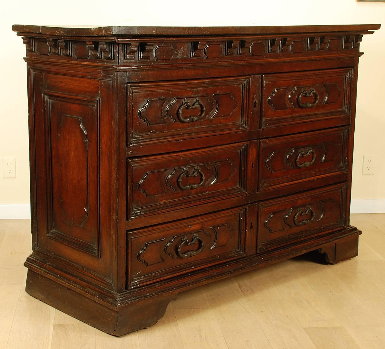 Italian Baroque period commode.
A stunning 17th century Italian Baroque period walnut commode with a rectangular dentil molded top above three long paneled drawers. The base with conforming apron and bracket feet.

 

Dimensions: 60.25 inches